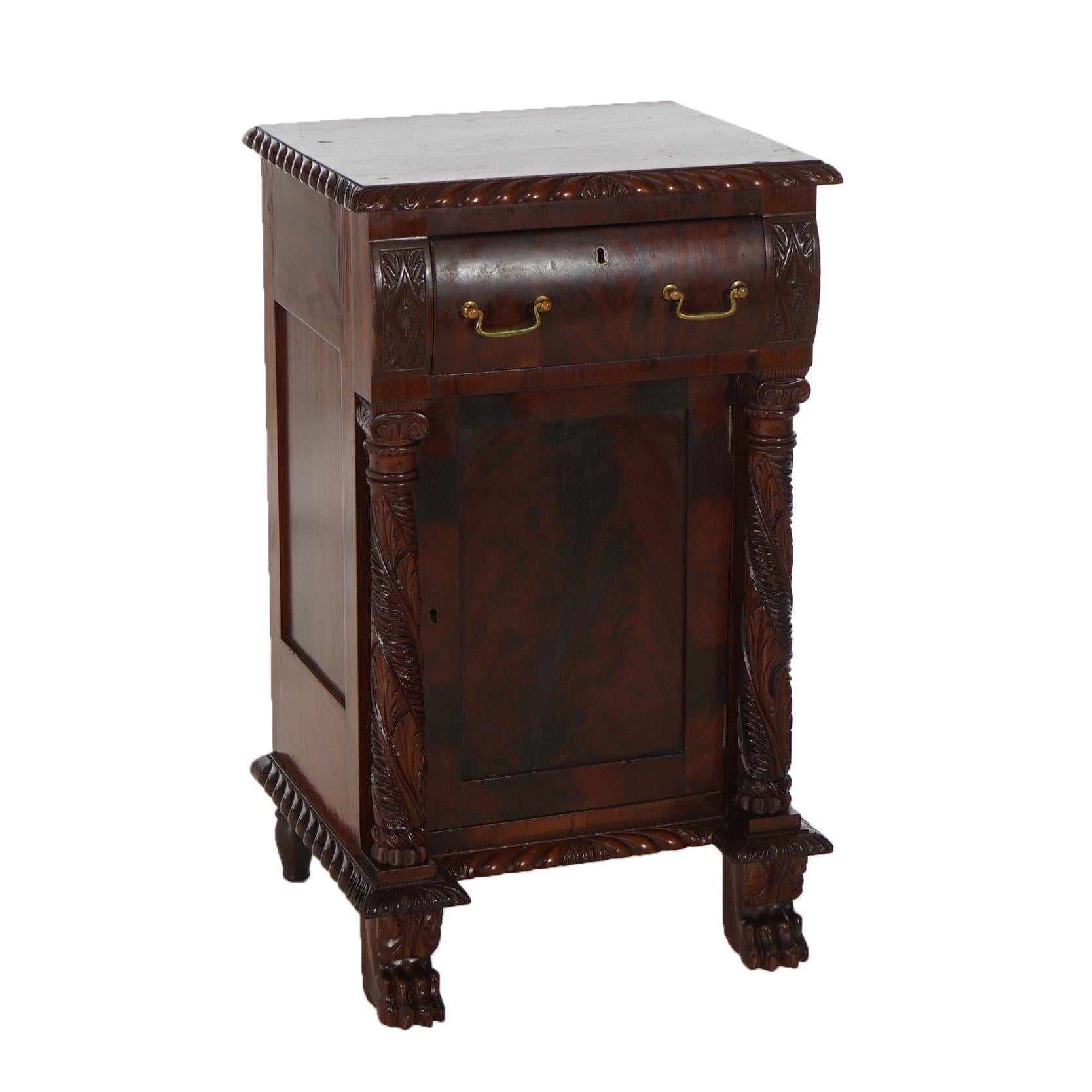 Antica mezza commode americana in mogano a fiamma impero con bordi a gran fuoco del 1840 ca. In condizioni buone in vendita a Big Flats, NY
