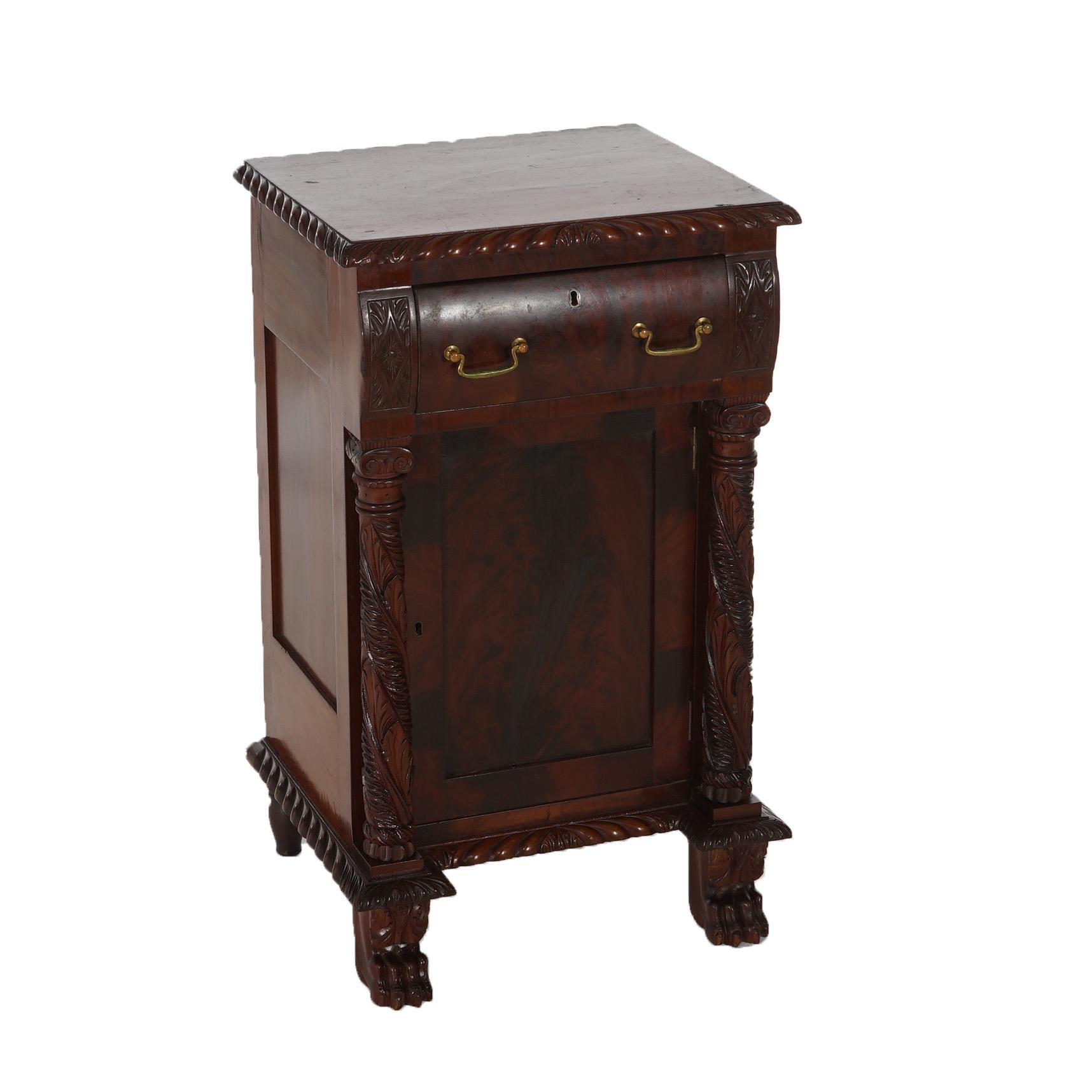 XIX secolo Antica mezza commode americana in mogano a fiamma impero con bordi a gran fuoco del 1840 ca. in vendita