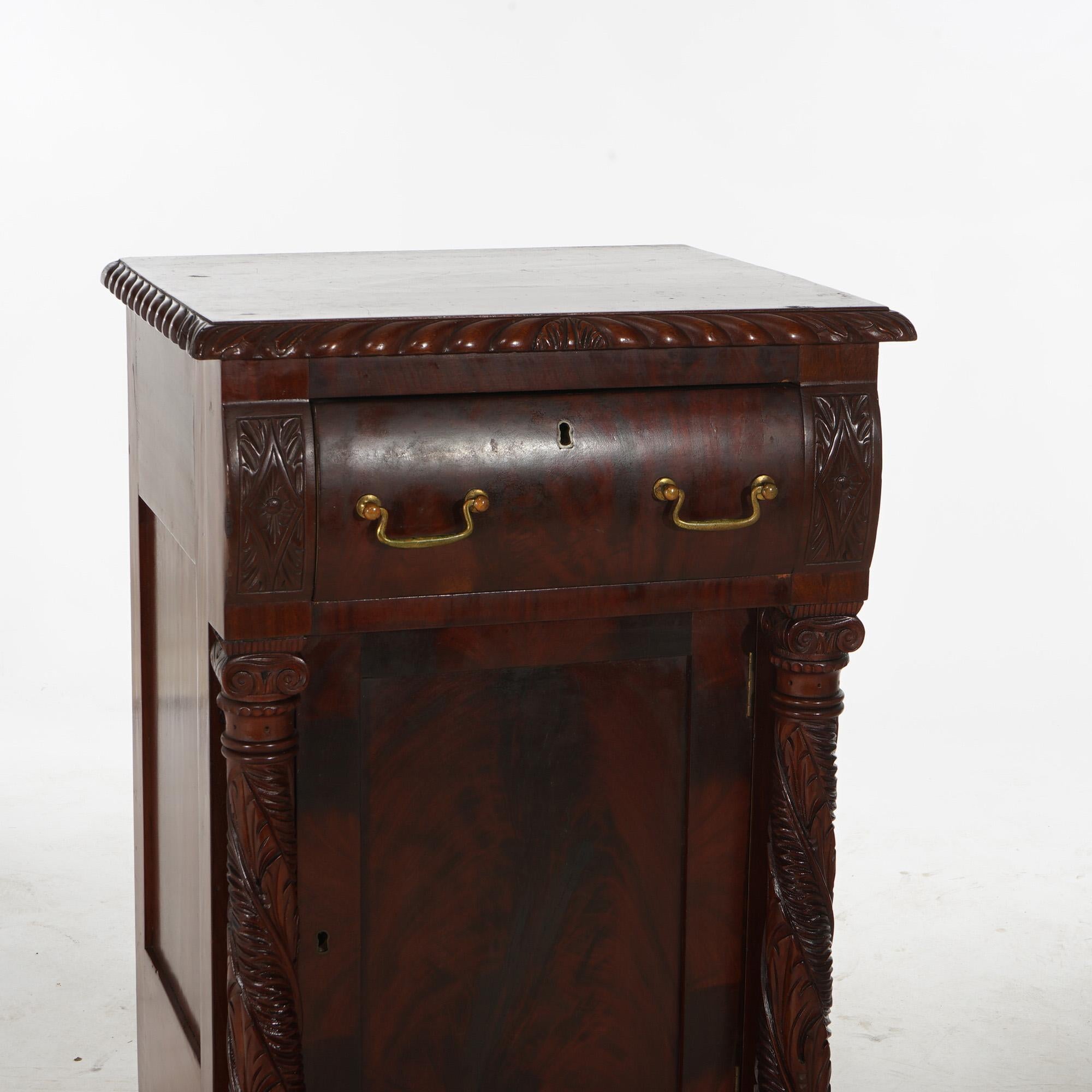 Antica mezza commode americana in mogano a fiamma impero con bordi a gran fuoco del 1840 ca. in vendita 1