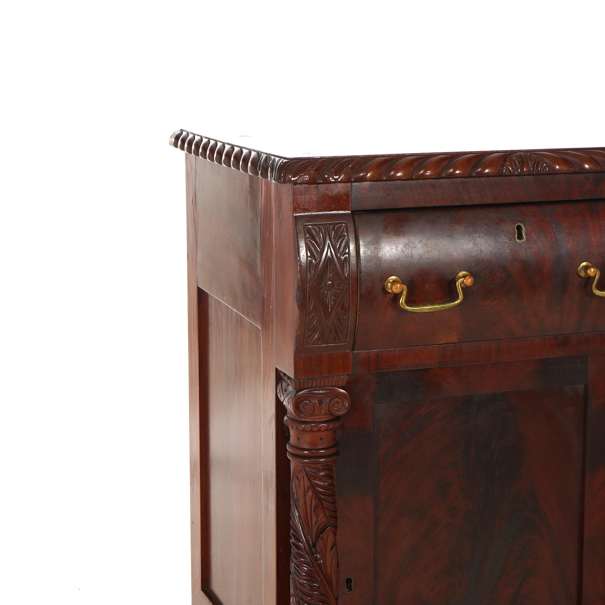 Antica mezza commode americana in mogano a fiamma impero con bordi a gran fuoco del 1840 ca. in vendita 2