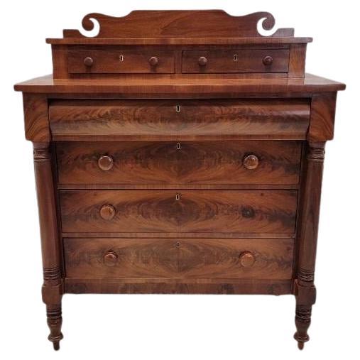 Ancienne commode Empire américaine en acajou flammé à dos d'âne