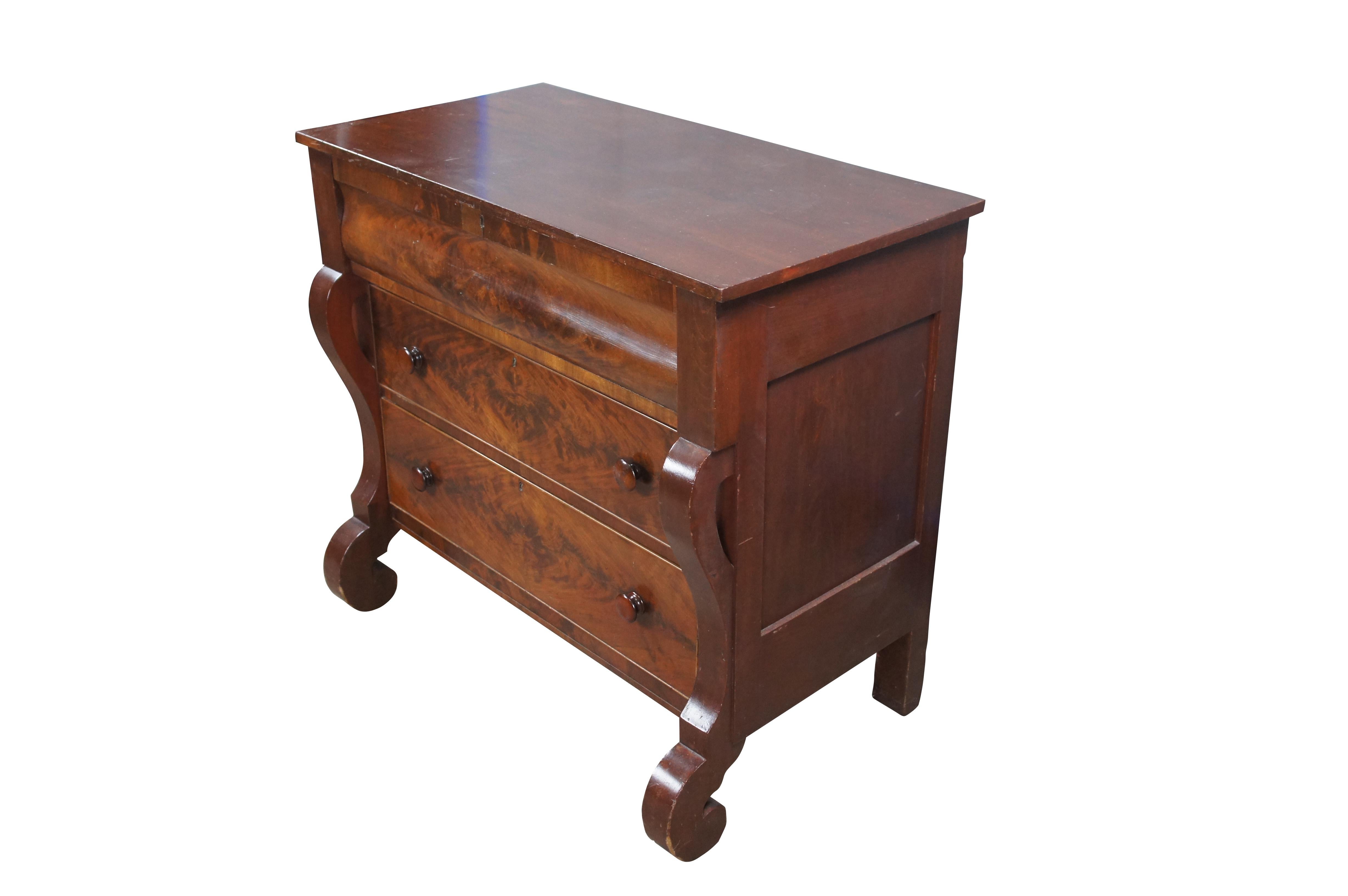 Empire américain Ancienne commode en acajou Empire Flame Tallboy Commode à tiroirs 42