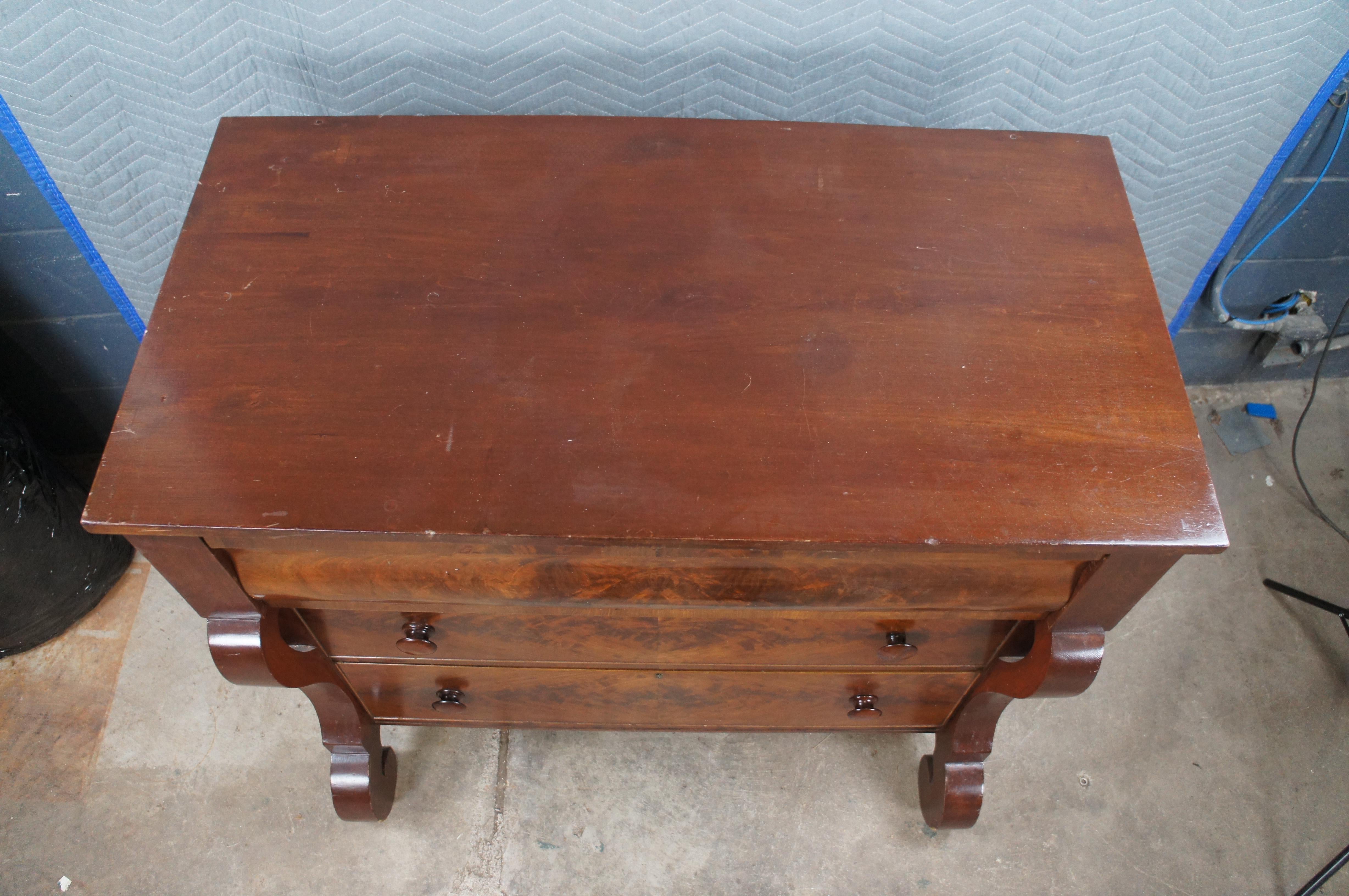 Américain Ancienne commode en acajou Empire Flame Tallboy Commode à tiroirs 42