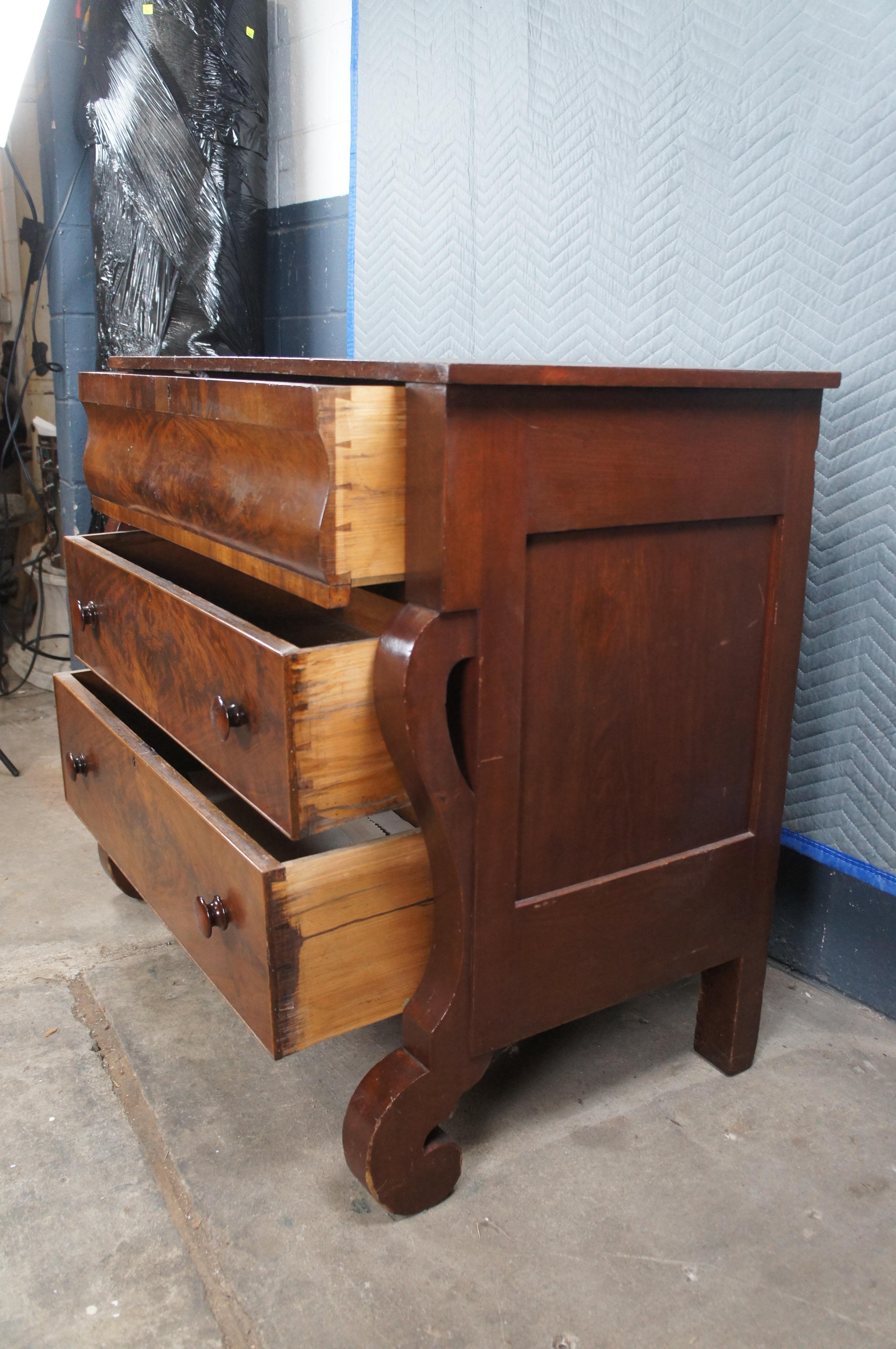 Ancienne commode en acajou Empire Flame Tallboy Commode à tiroirs 42