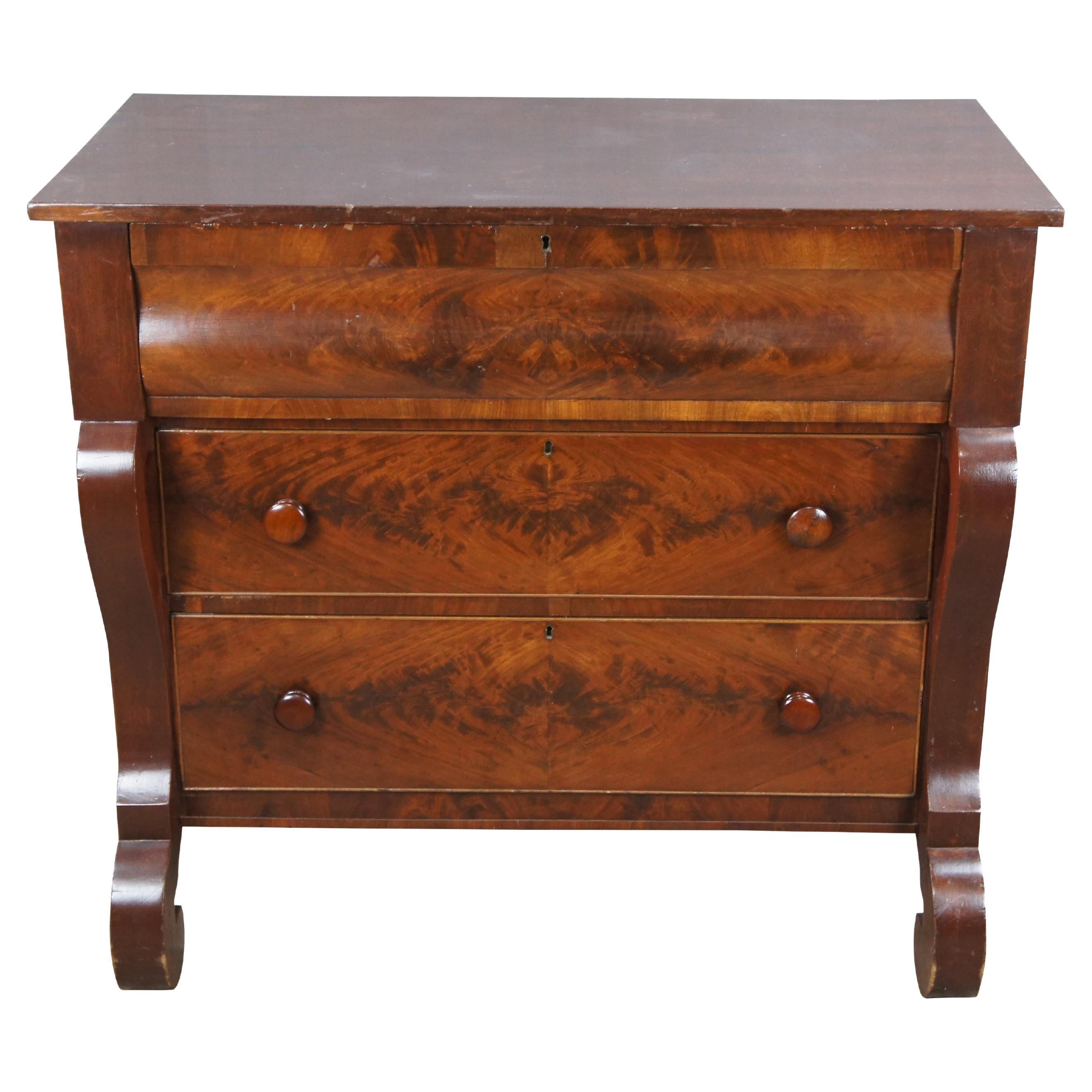 Ancienne commode en acajou Empire Flame Tallboy Commode à tiroirs 42". en vente