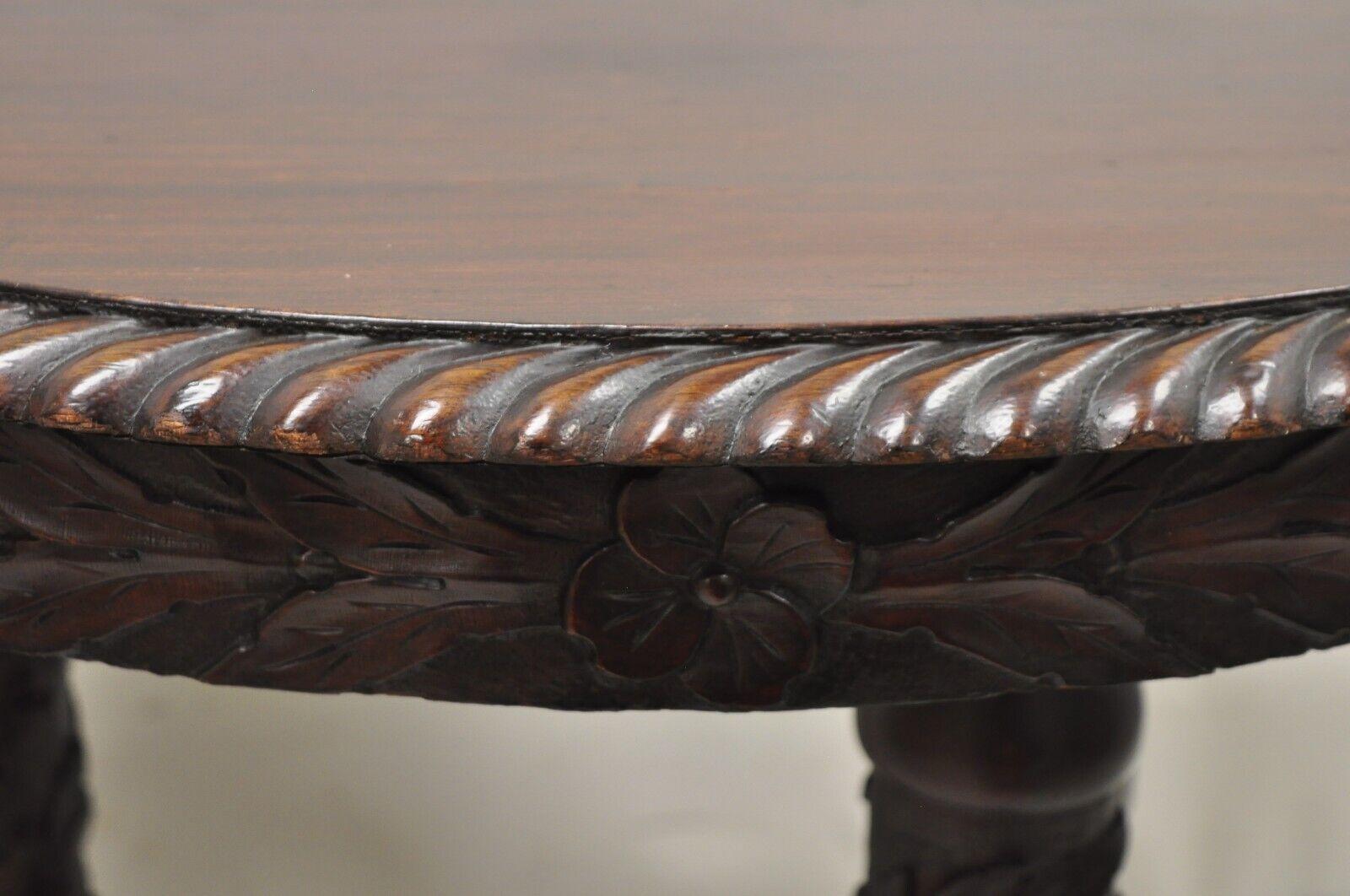 XIXe siècle Ancienne table de bibliothèque ronde en acajou sculpté de motifs floraux en spirale Empire Antiques en vente