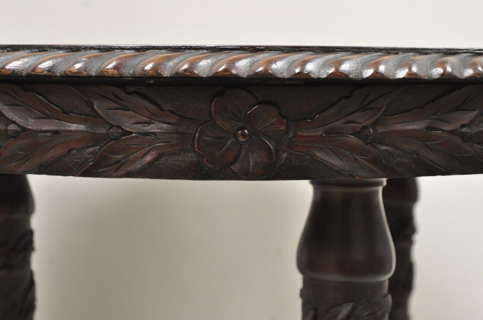 Acajou Ancienne table de bibliothèque ronde en acajou sculpté de motifs floraux en spirale Empire Antiques en vente