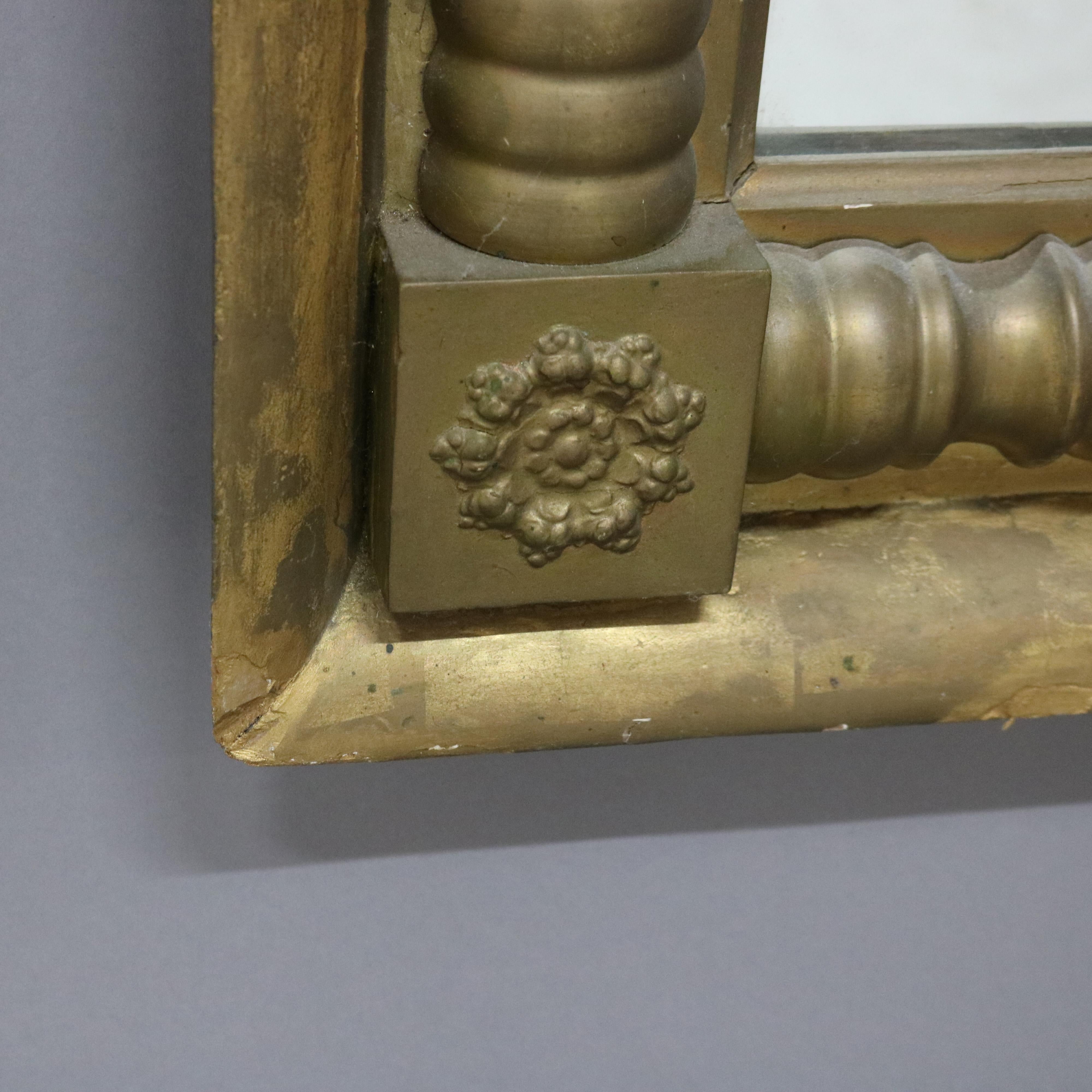 Doré Antique miroir mural Empire américain en bois doré en forme de colonne avec rosettes C1840 en vente