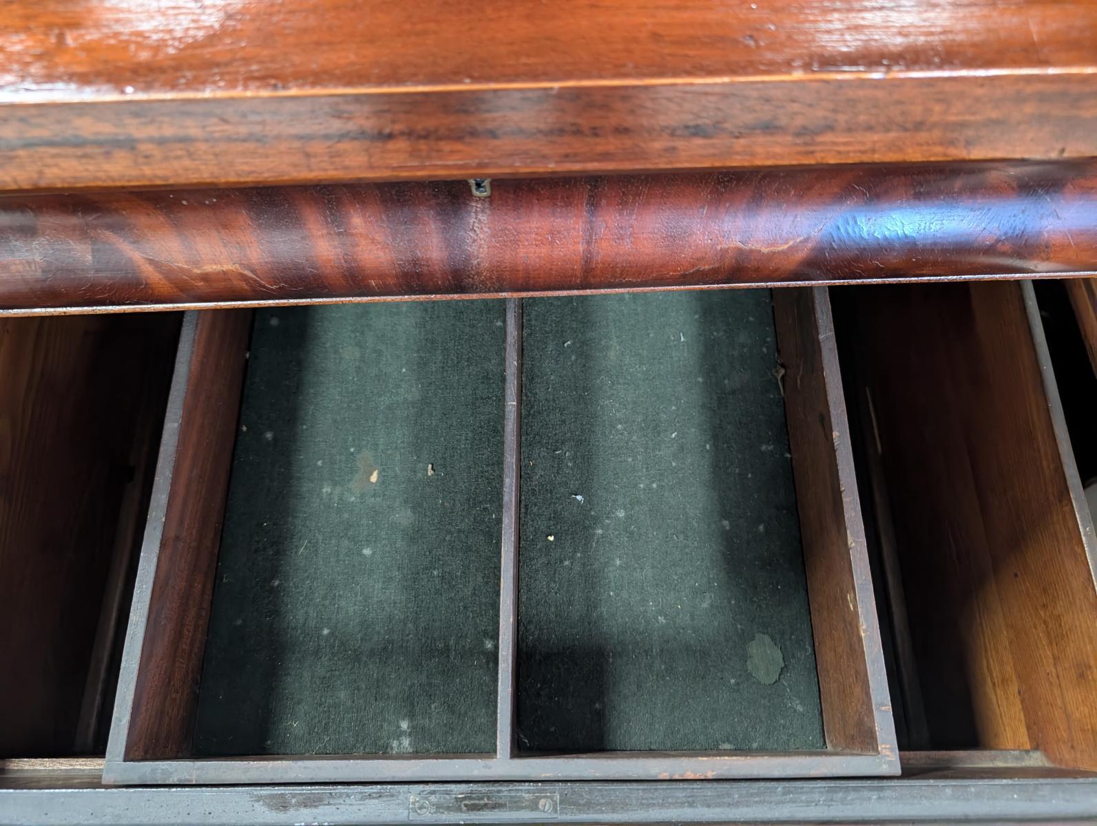 Antique Mirror & Berkey in mogano dell'Impero Americano, specchio In condizioni buone in vendita a Oakwood, GA