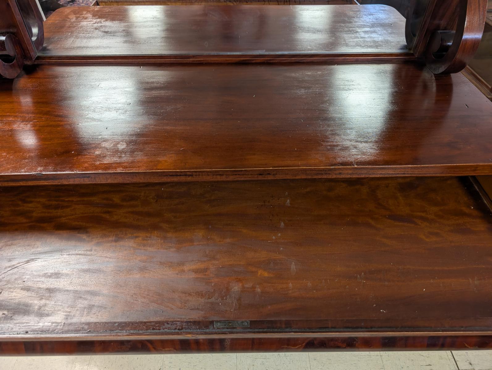 Specchio Antique Mirror & Berkey in mogano dell'Impero Americano, specchio in vendita