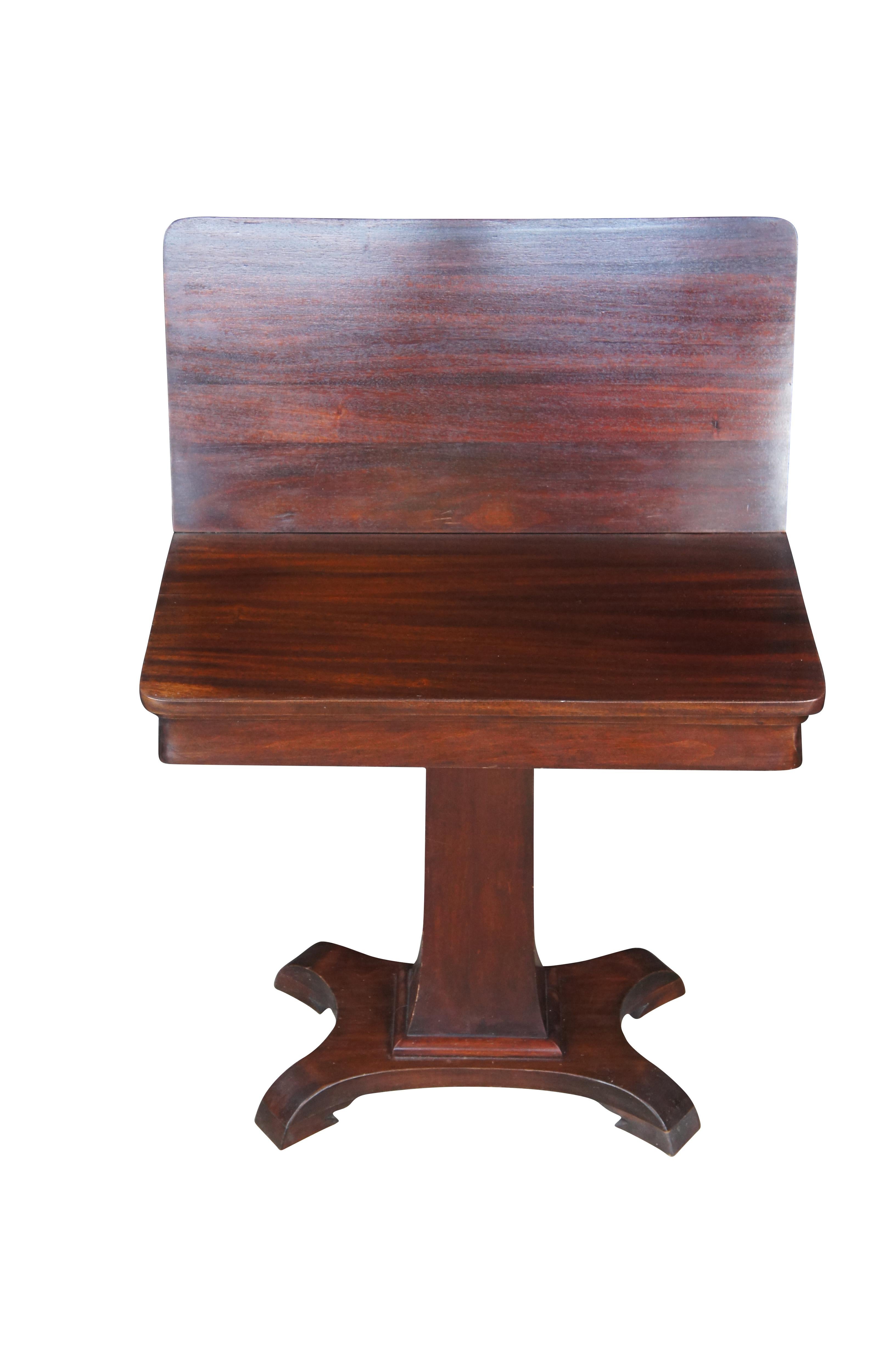 Ancienne table de jeu ou console Empire américaine du 19e siècle de l'époque victorienne. Fabriquée en acajou, elle présente un style Empire américain avec une forme rectangulaire, un piédestal effilé sur une base évasée avec des pieds