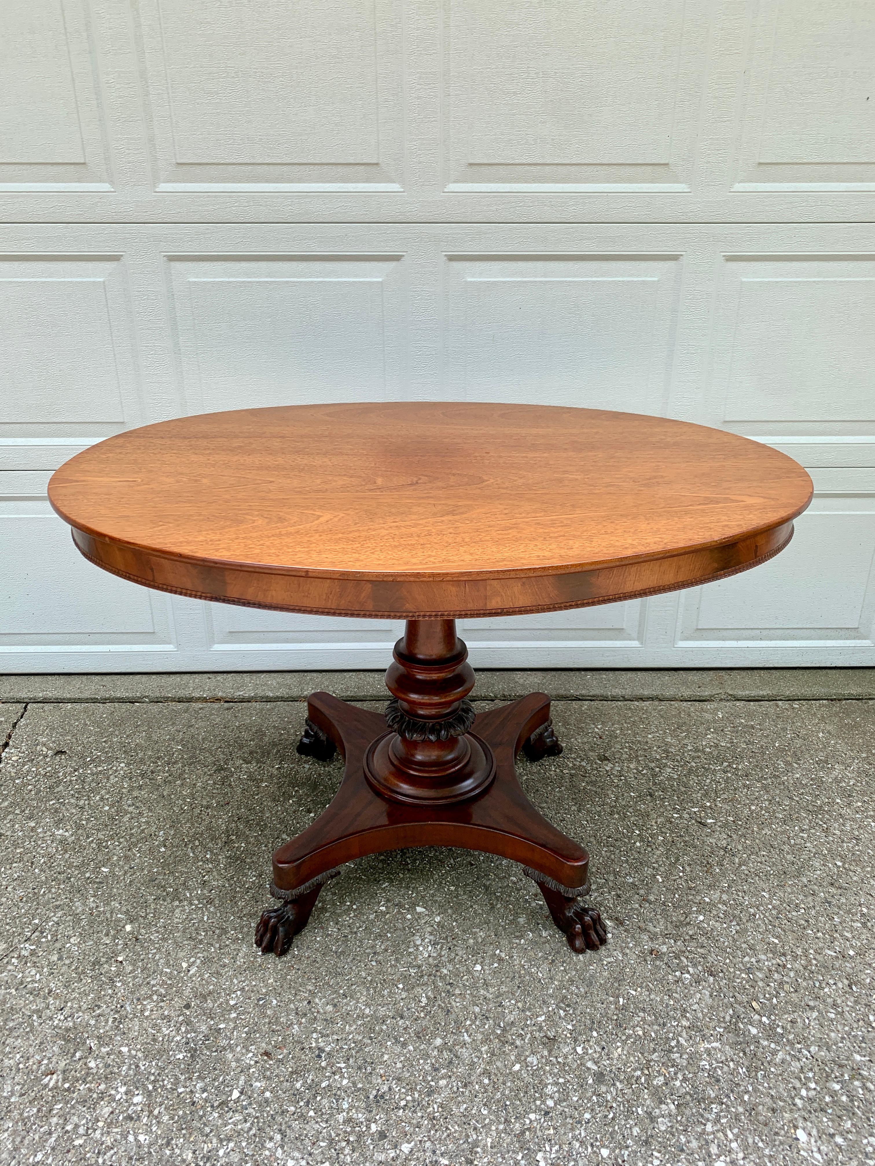 A stunning antique American Empire mahogany pedestal center table or console table with lion paw feet

USA, late 19th century

Measures: 46.75