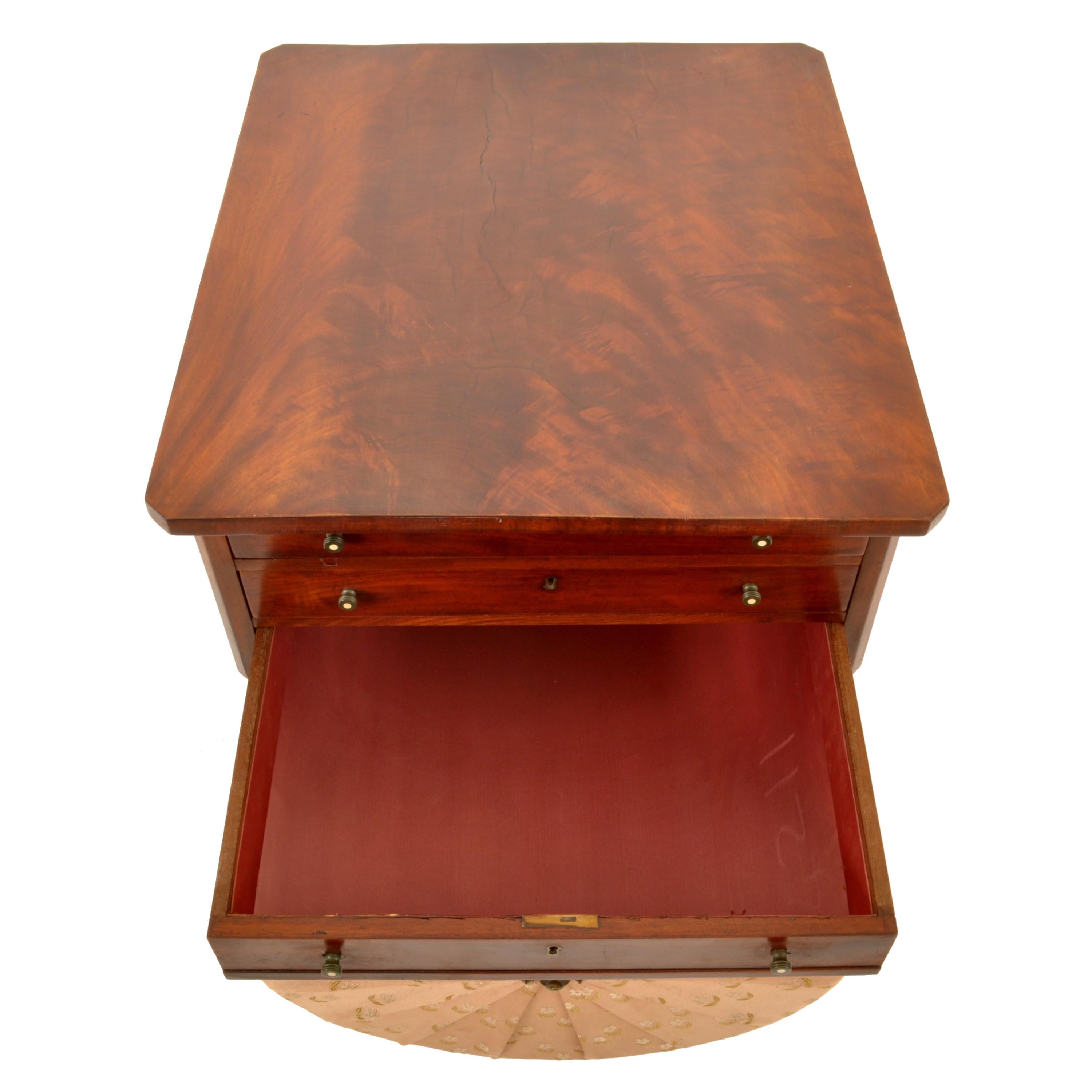 Antique American Empire Mahogany Pedestal Sewing Work Table New York Circa 1840 For Sale 6