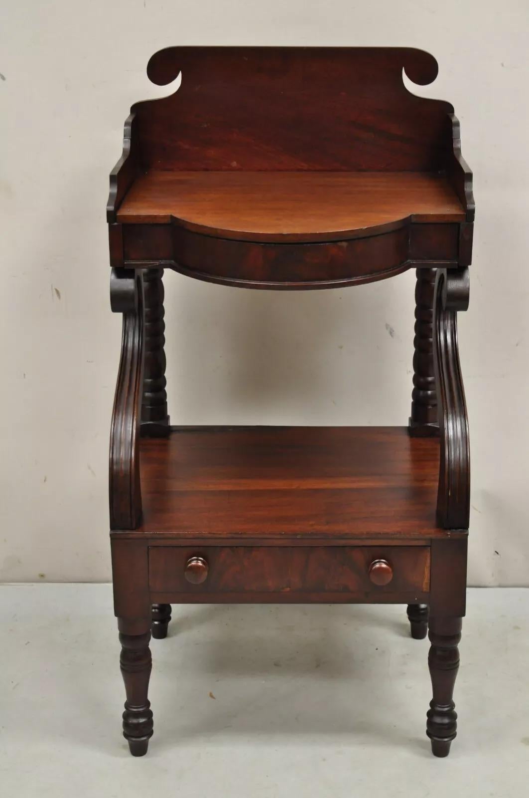 Antiguo lavabo Imperio Americano de caoba Mesilla de noche de un cajón. Circa finales del siglo XIX. Medidas: 37,5