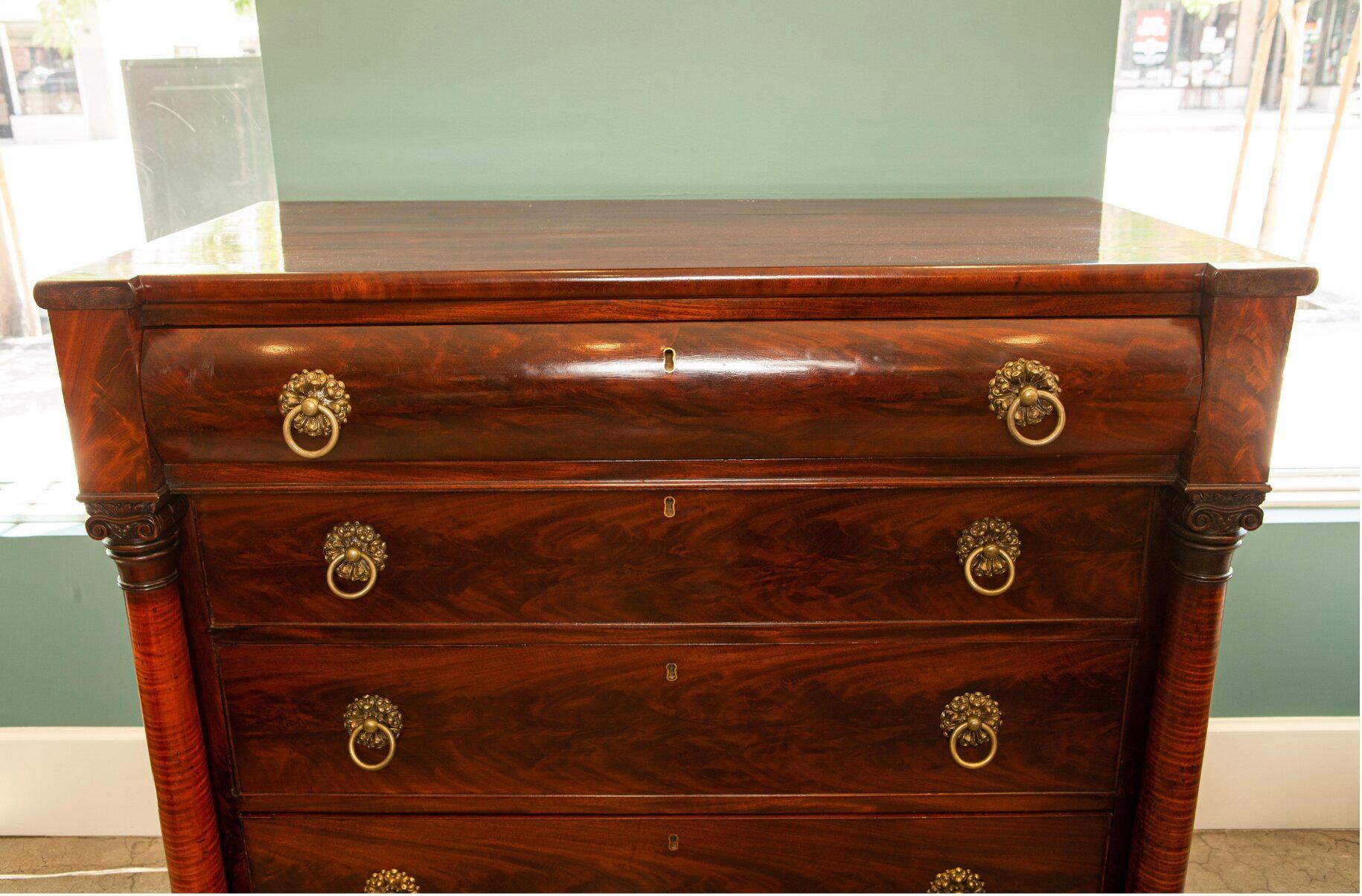 Antique American Empire Mahogany Wood 4-Drawer Chest, circa 1800-1840 In Good Condition For Sale In Pasadena, CA