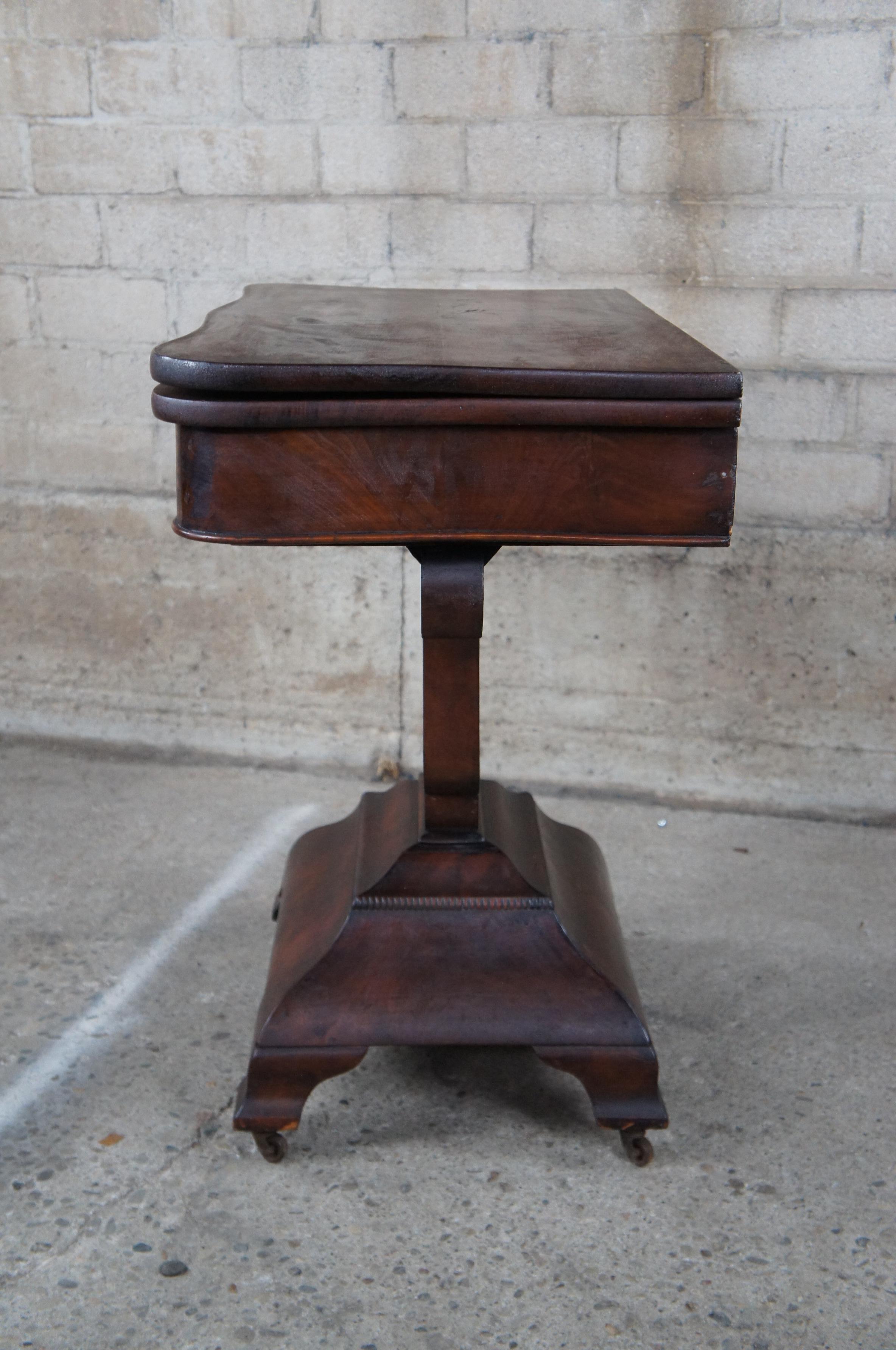 Antique American Empire Pillar & Scroll Flame Mahogany Flip Top Game Table In Good Condition In Dayton, OH