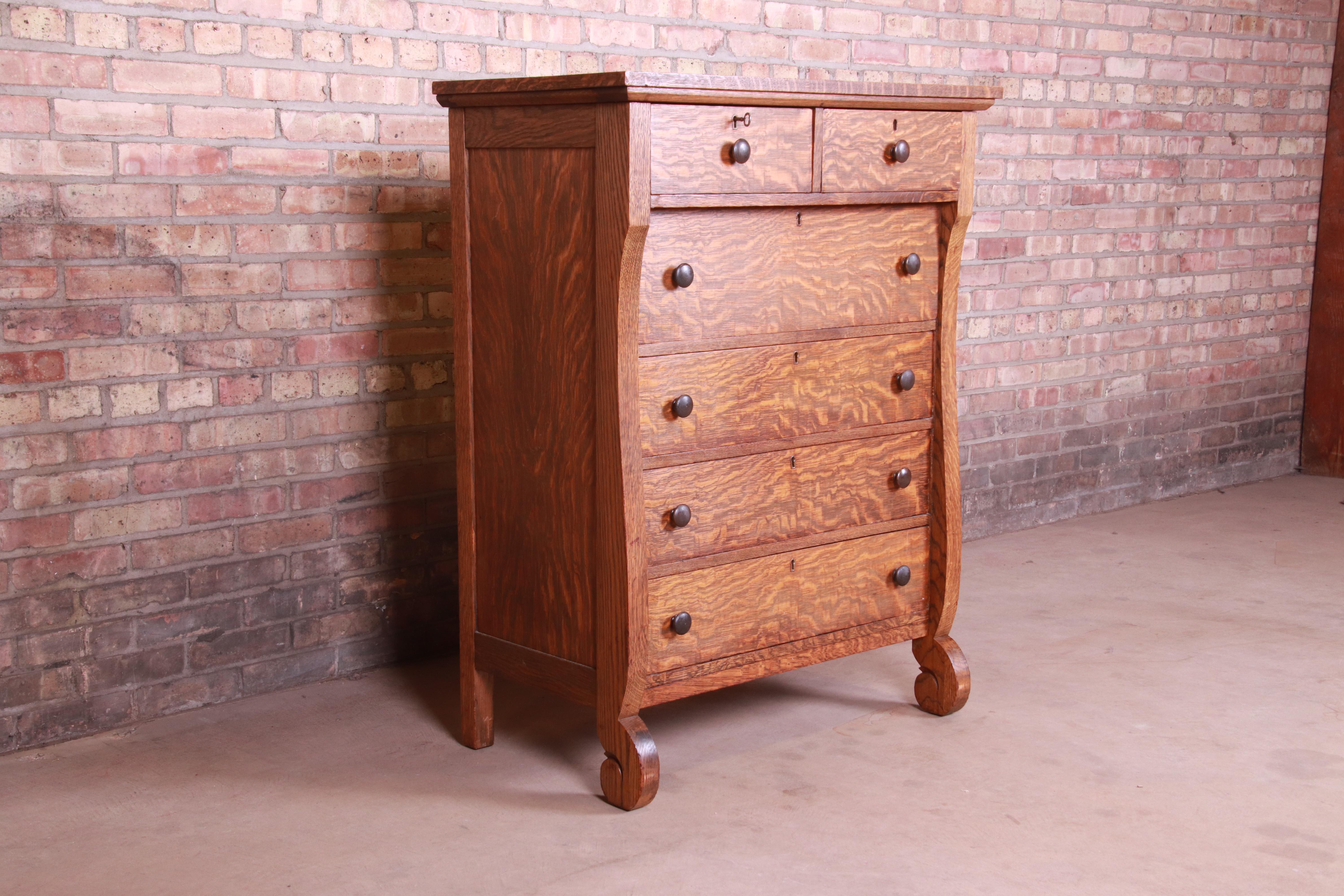 A gorgeous antique American Empire quarter sawn oak highboy dresser or chest of drawers,

USA, circa 1900

Measures: 34.38