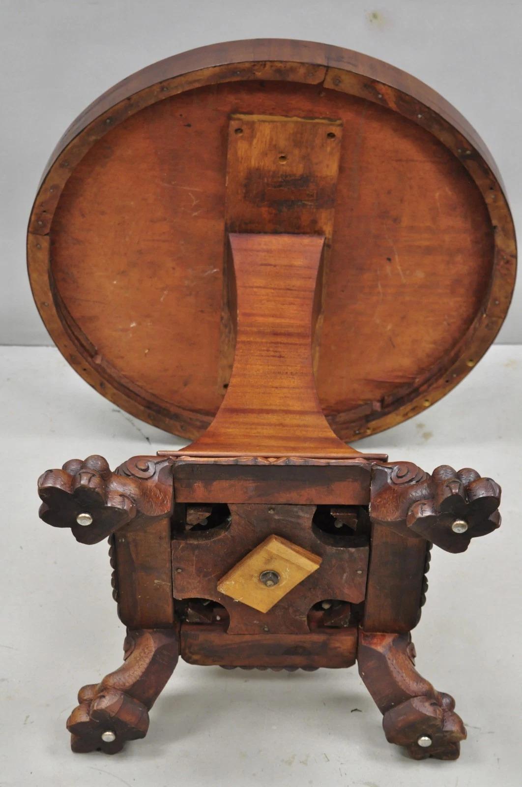 Ancienne table d'appoint Empire ronde en acajou avec pied de patte sculpté en vente 4