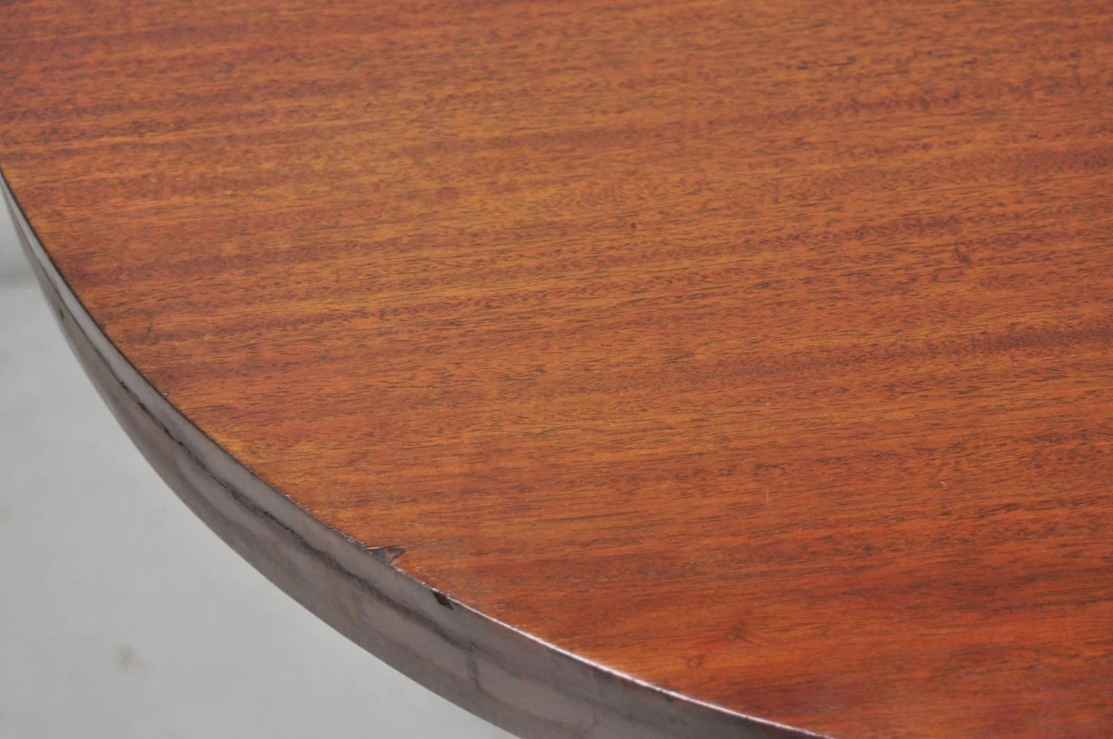 Ancienne table d'appoint Empire ronde en acajou avec pied de patte sculpté en vente 5