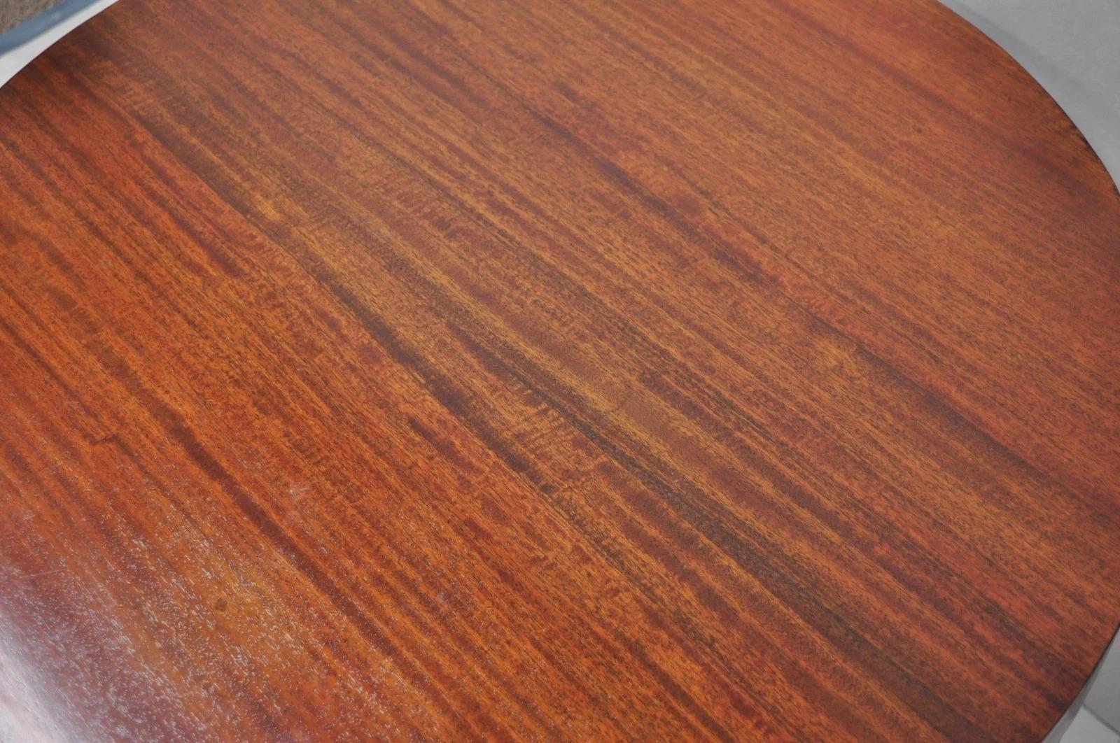 Ancienne table d'appoint Empire ronde en acajou avec pied de patte sculpté en vente 6