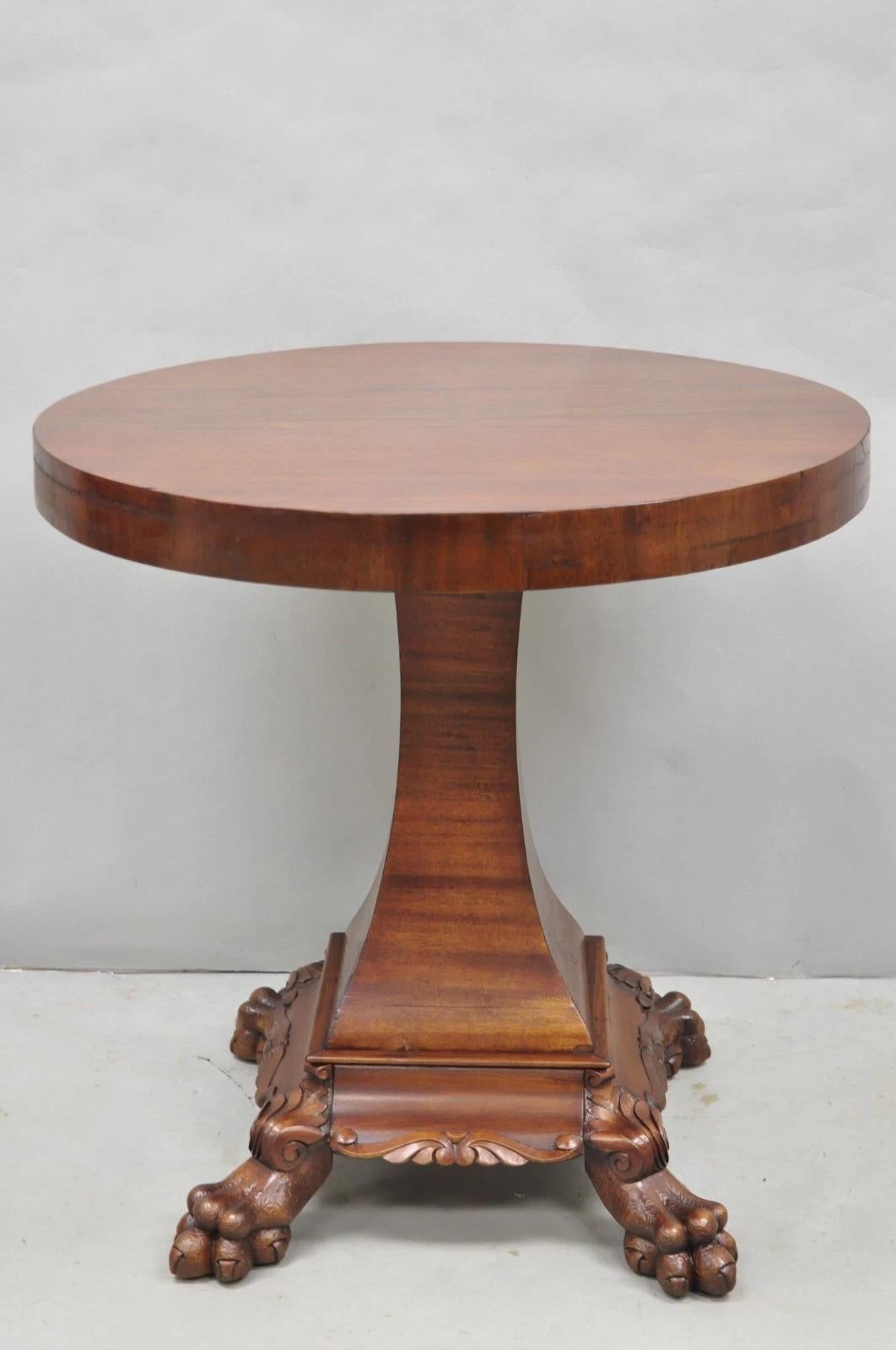 Ancienne table d'appoint Empire ronde en acajou avec pied de patte sculpté en vente 7