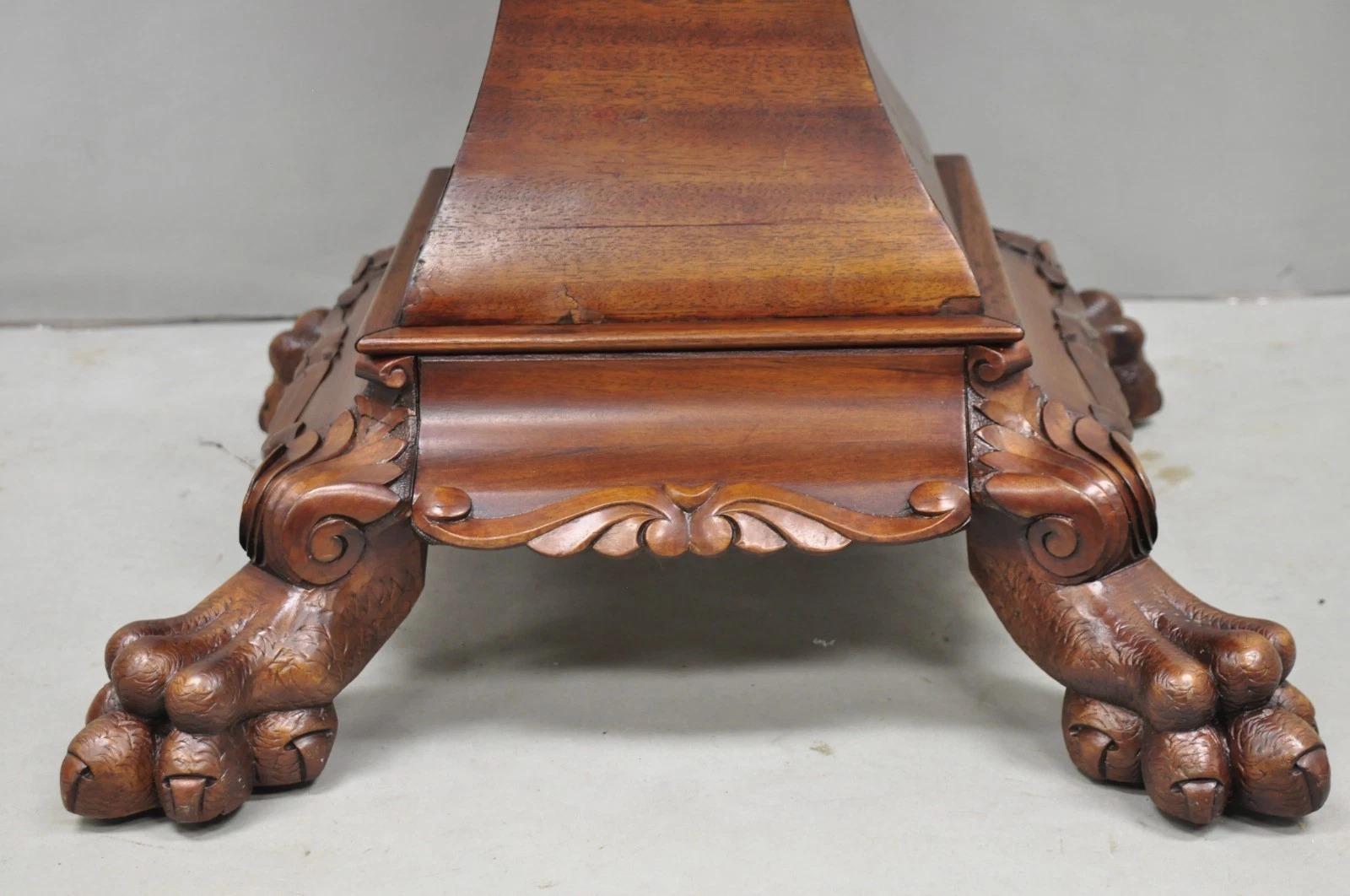 Table d'appoint Empire américaine ancienne, ronde, en acajou, avec pied de patte sculpté. Vers la fin du 19e siècle. Dimensions : 30,25