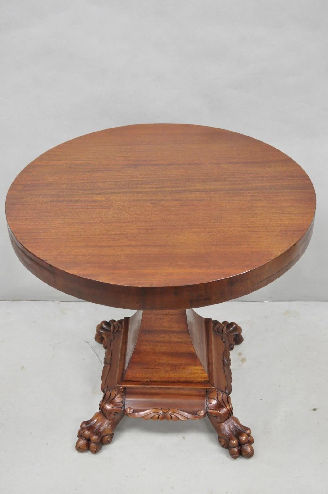 Empire américain Ancienne table d'appoint Empire ronde en acajou avec pied de patte sculpté en vente