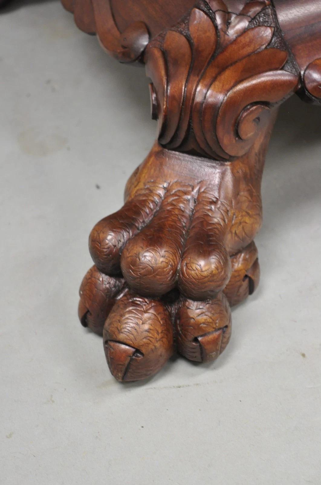 Acajou Ancienne table d'appoint Empire ronde en acajou avec pied de patte sculpté en vente