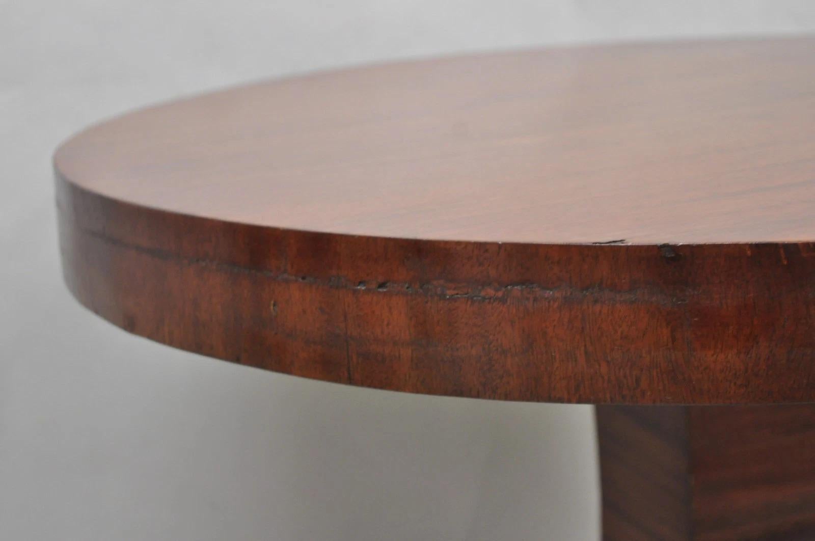 Ancienne table d'appoint Empire ronde en acajou avec pied de patte sculpté en vente 1