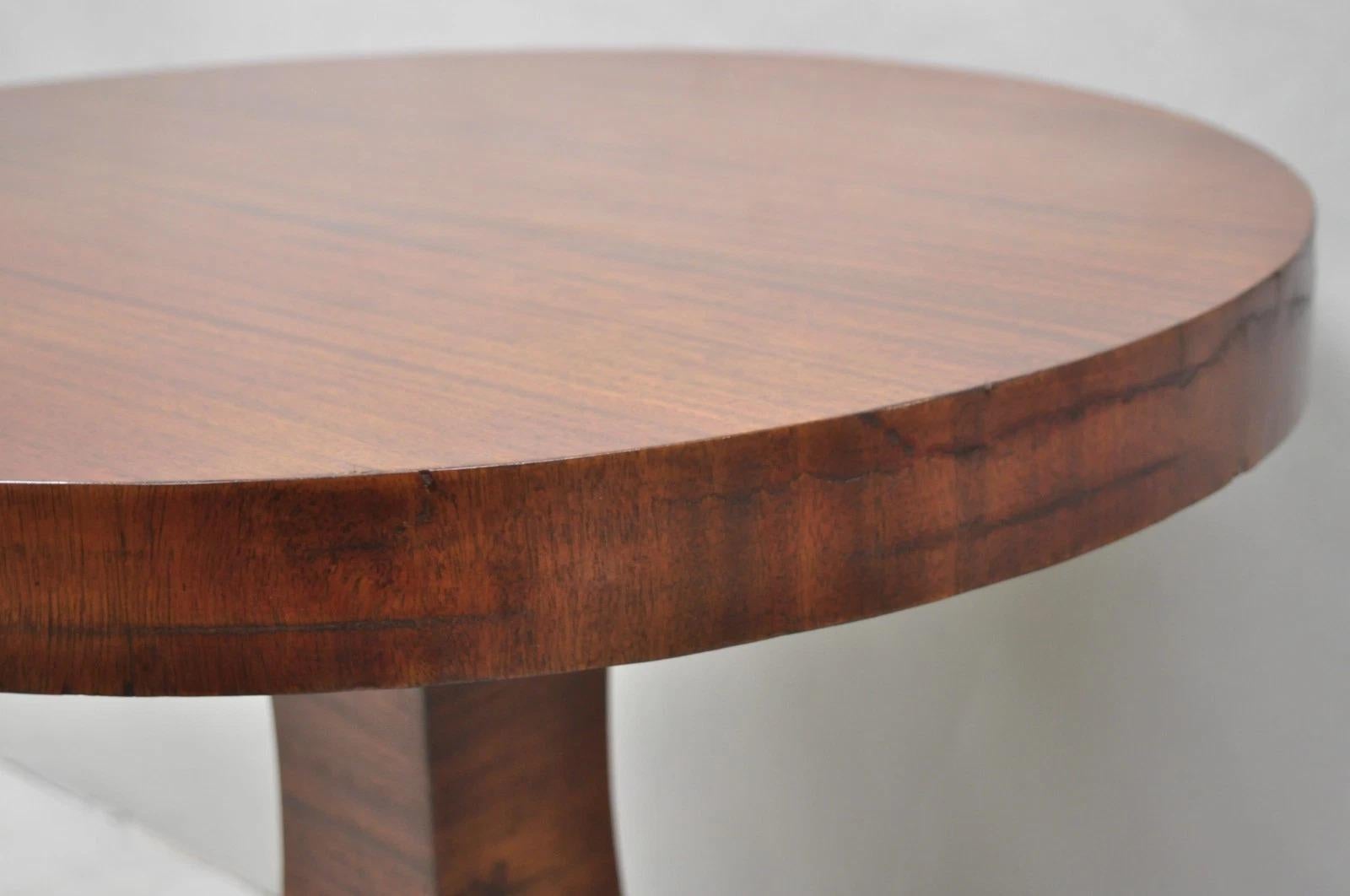 Ancienne table d'appoint Empire ronde en acajou avec pied de patte sculpté en vente 2