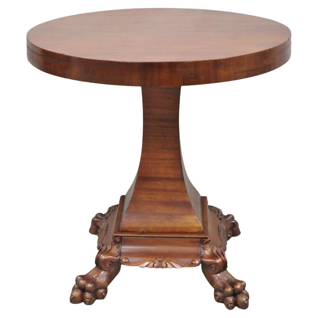Ancienne table d'appoint Empire ronde en acajou avec pied de patte sculpté en vente