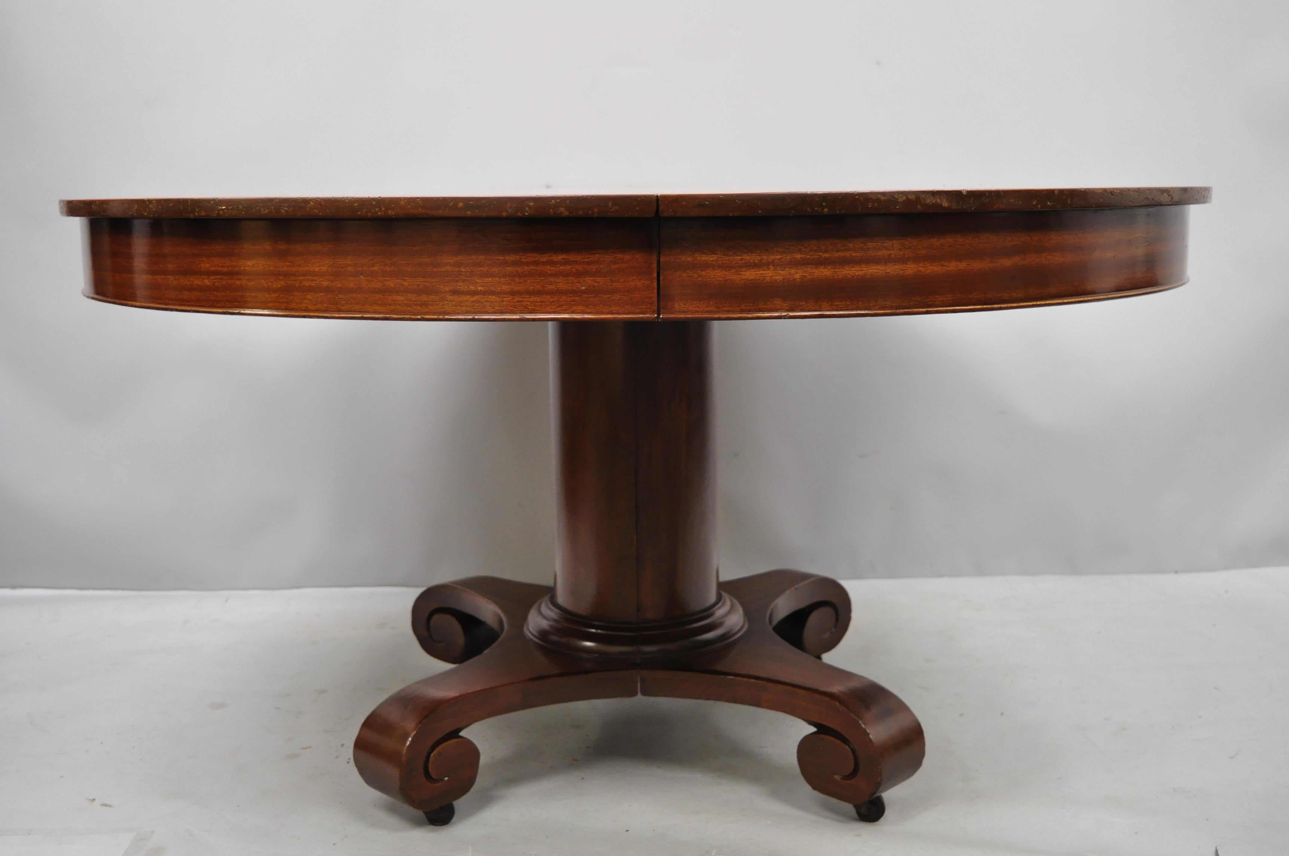 Ancienne table à manger Empire américaine à piédestal rond en acajou 6