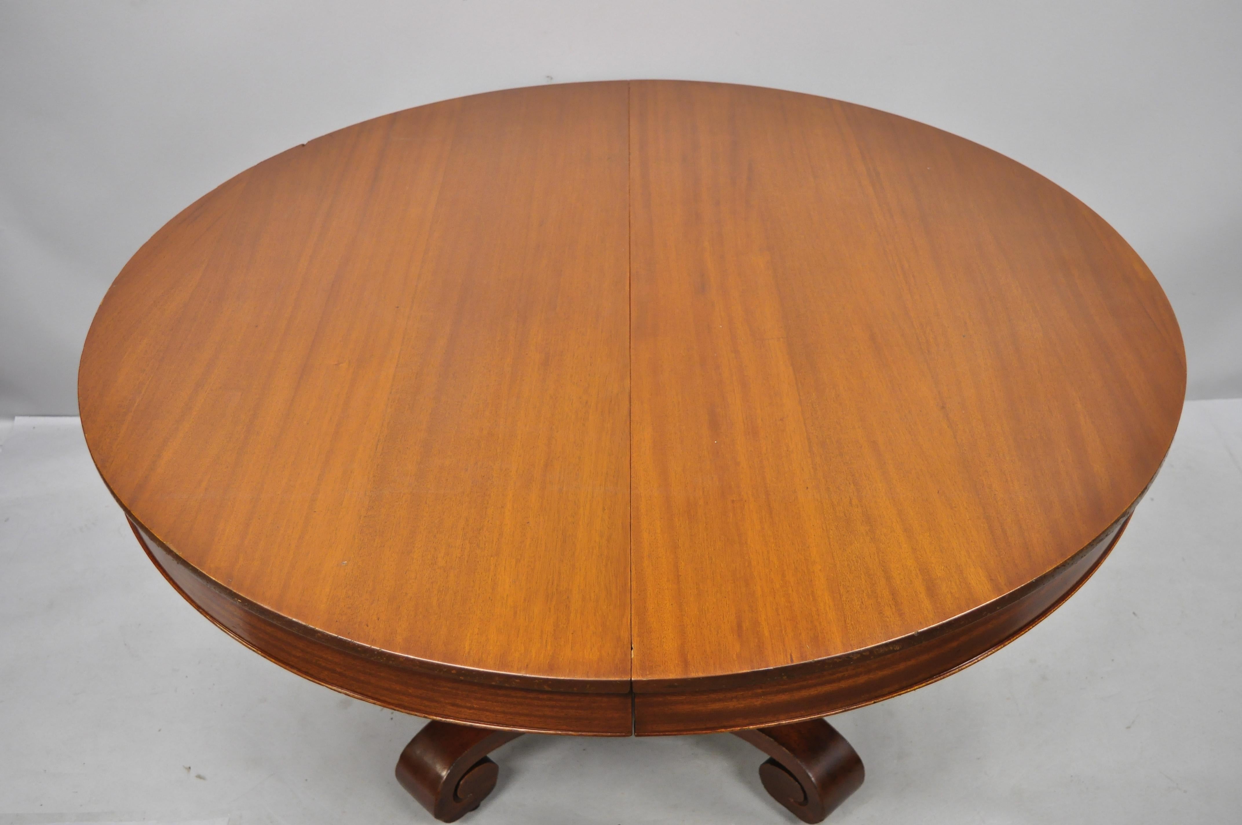 Table de salle à manger antique Empire américain à piédestal rond en acajou. L'article présente un plateau rond, une base sur piédestal, des roulettes, le plateau s'étend et la base se sépare et s'étend encore, un beau grain de bois, un très bel