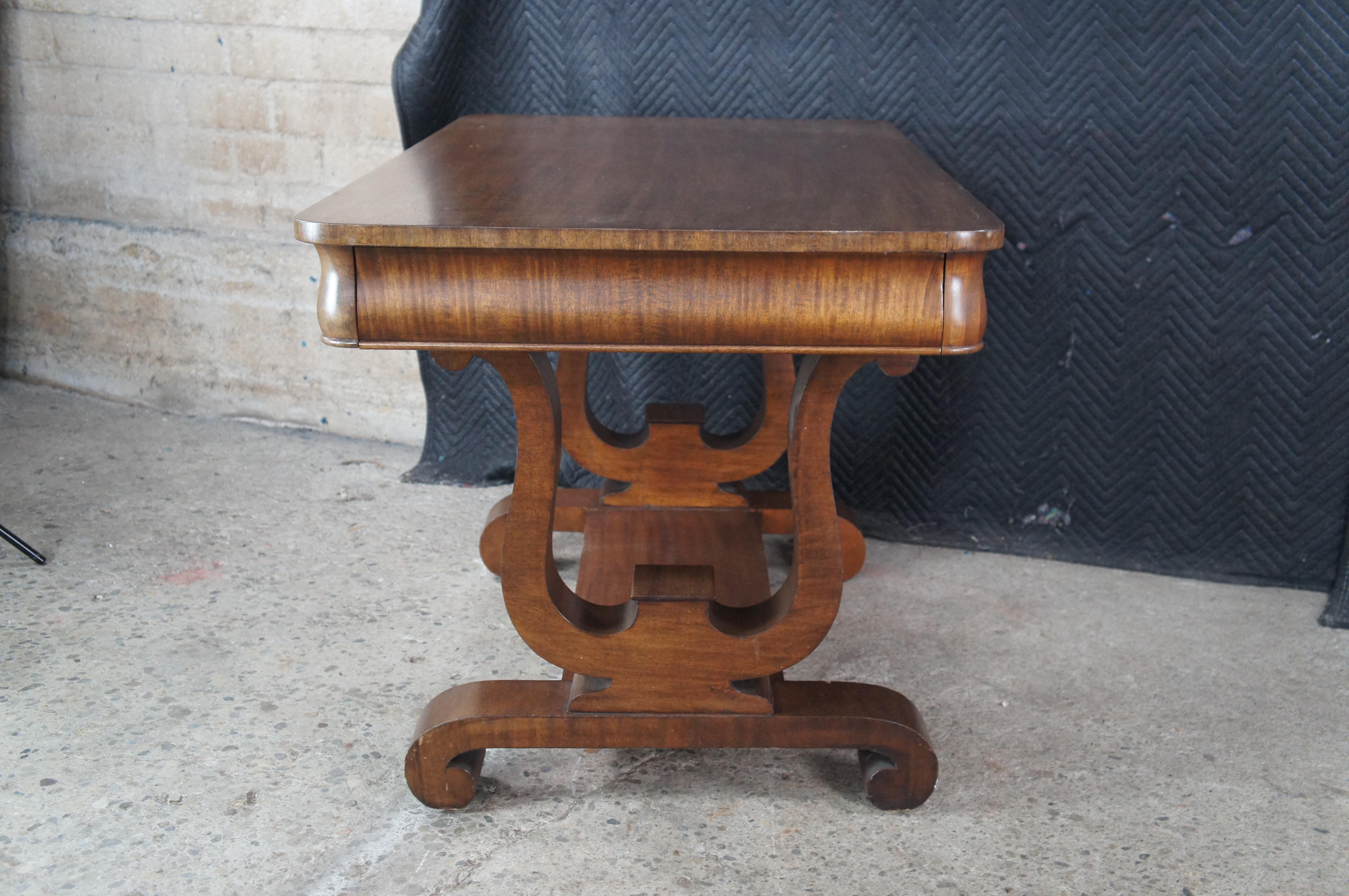 Antiguo Escritorio de caoba estilo Imperio americano Mesa de biblioteca Base de arpa de lira en venta 4