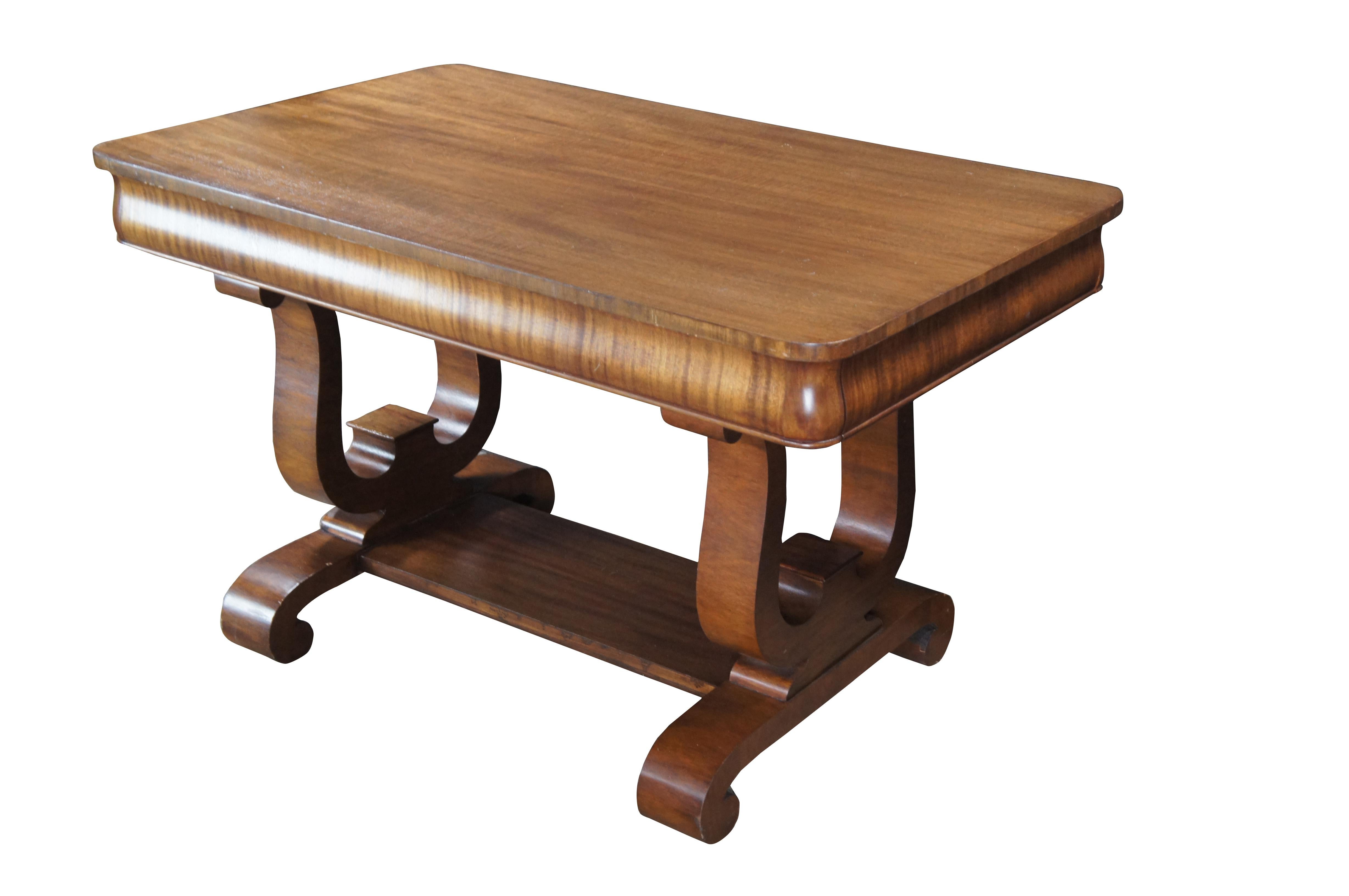 Antiguo Escritorio de caoba estilo Imperio americano Mesa de biblioteca Base de arpa de lira imperio estadounidense en venta