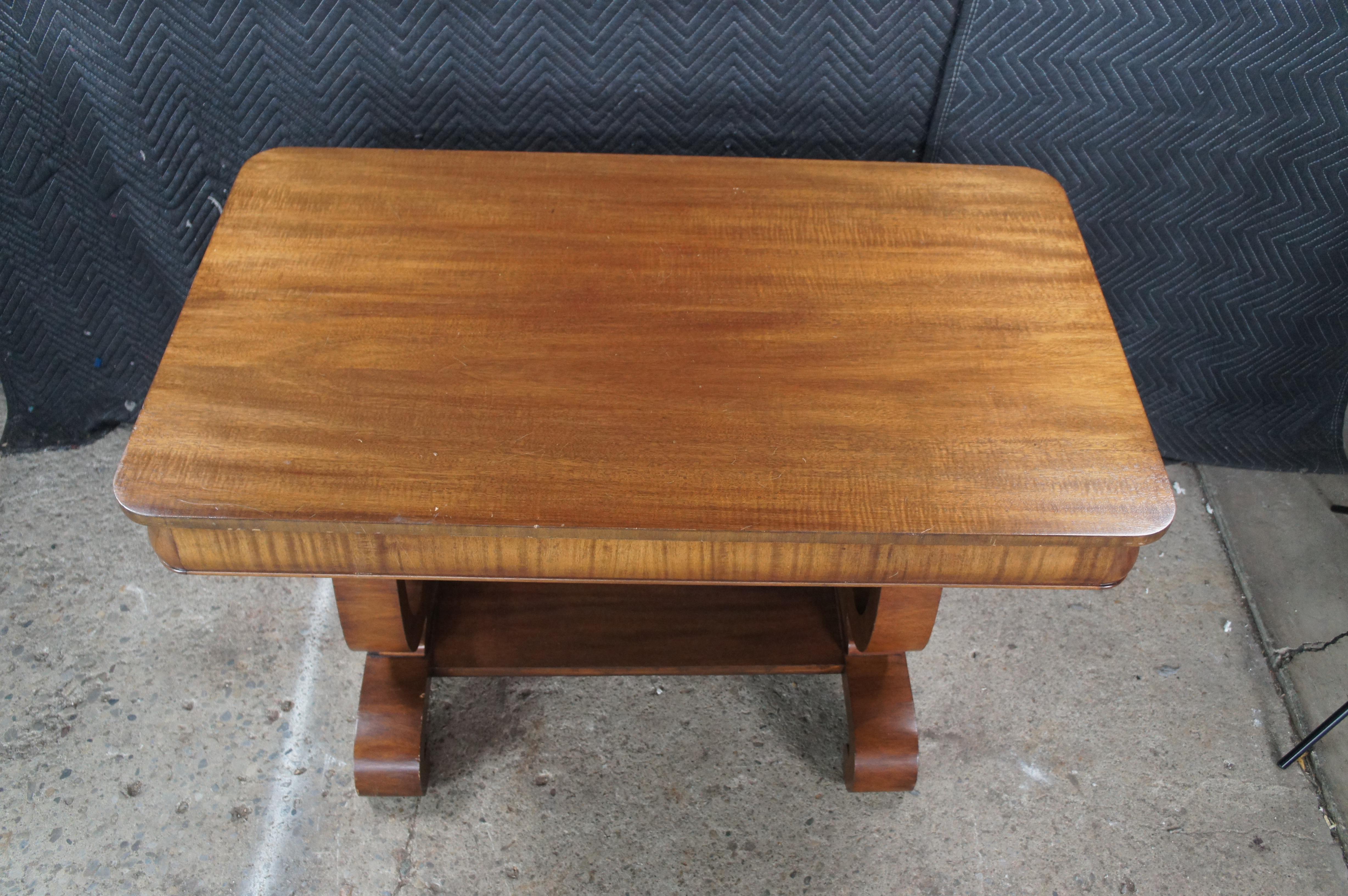 Antiguo Escritorio de caoba estilo Imperio americano Mesa de biblioteca Base de arpa de lira Estadounidense en venta