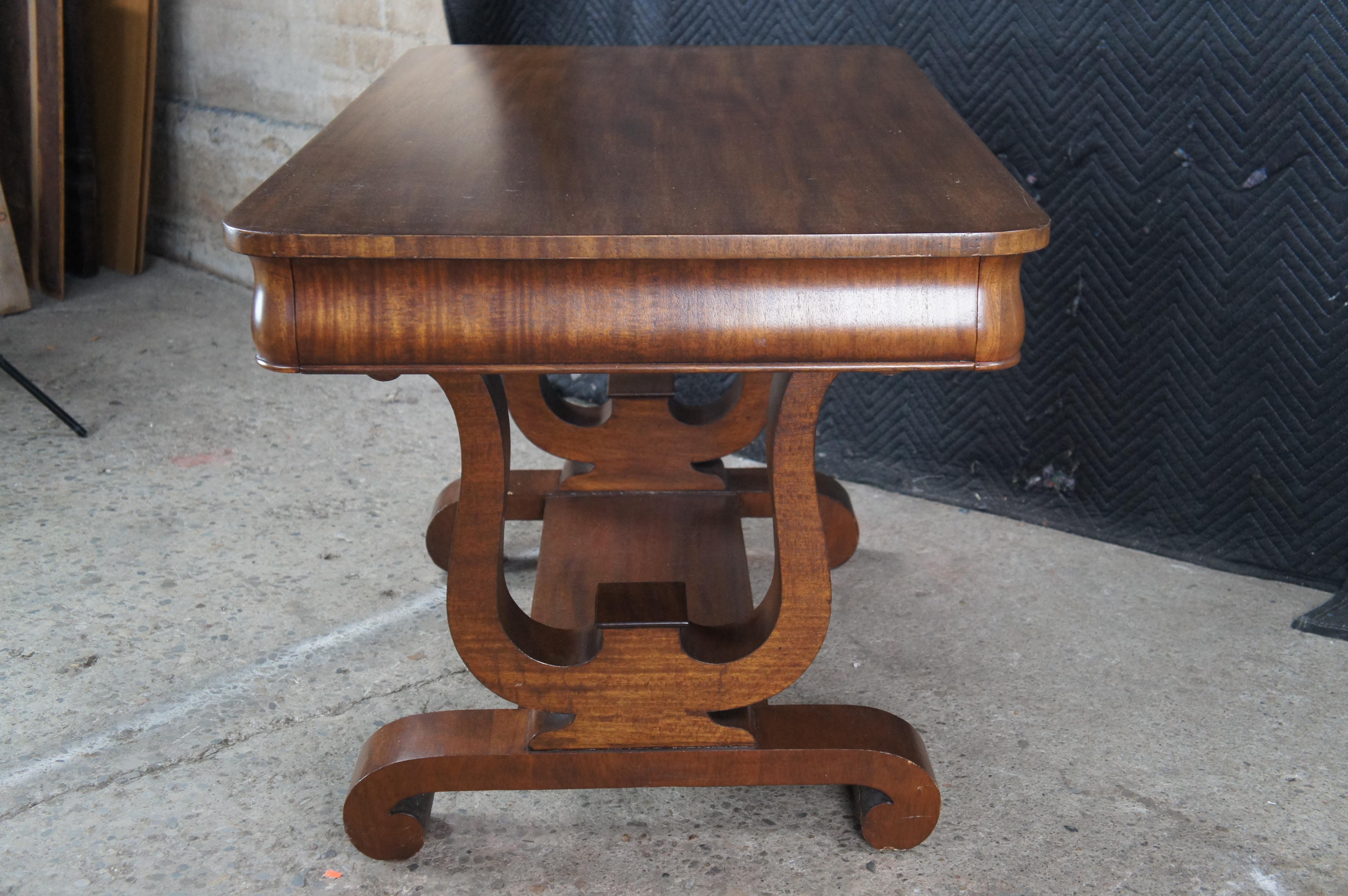 Antiguo Escritorio de caoba estilo Imperio americano Mesa de biblioteca Base de arpa de lira en venta 1