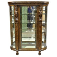 Ancien vaisselier Empire américain en chêne tigré à vitres incurvées avec griffons sculptés