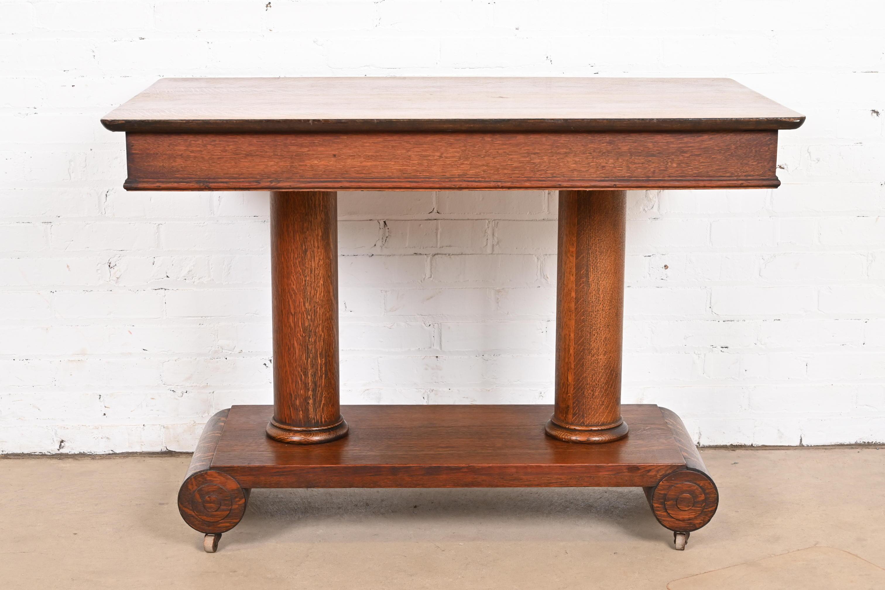 Ancienne table de bureau ou de bibliothèque en chêne tigré de style Empire américain, vers 1900 en vente 4