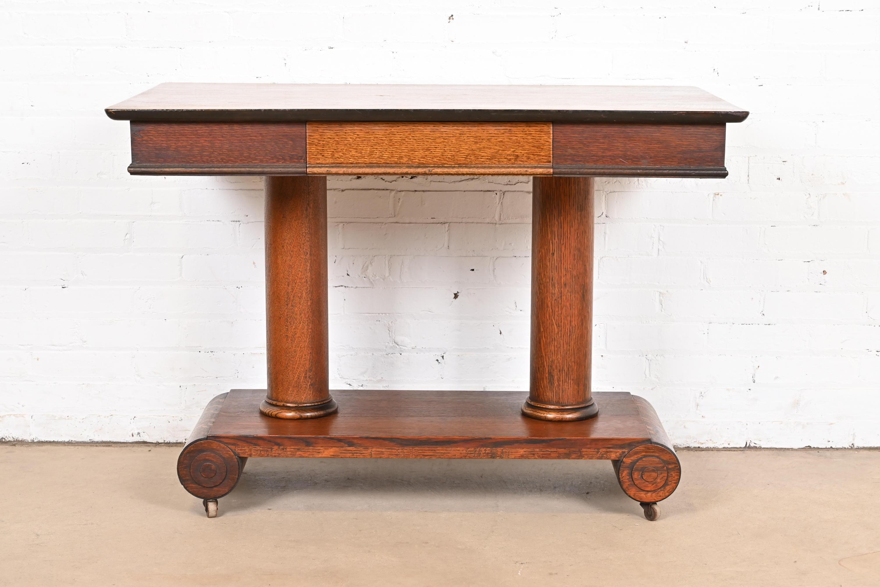 Magnifique bureau ou table de bibliothèque en chêne tigré de style Empire américain.

À la manière de J.R. Horner & Co.

USA, Circa 1900

Dimensions : 42 