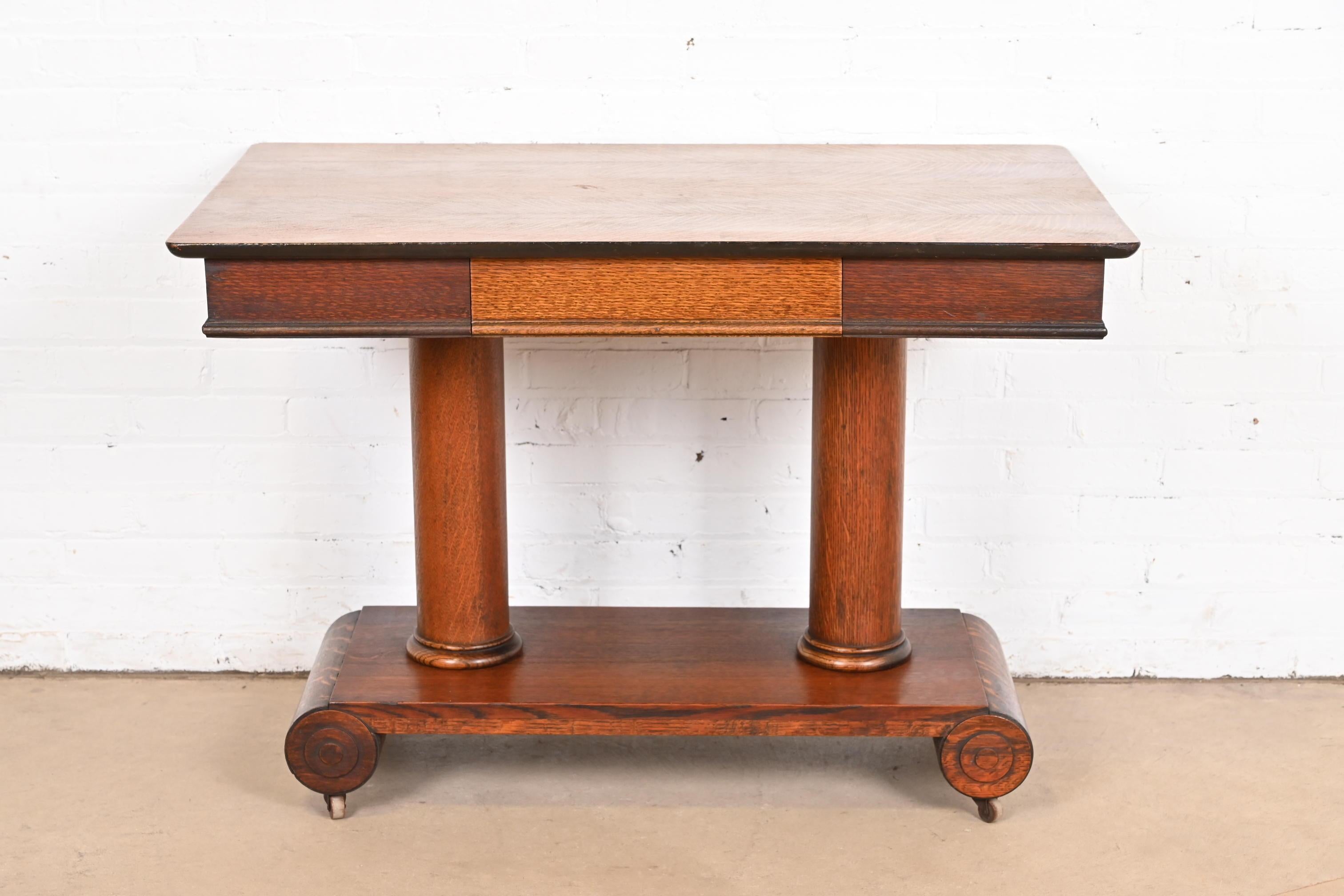 Américain Ancienne table de bureau ou de bibliothèque en chêne tigré de style Empire américain, vers 1900 en vente