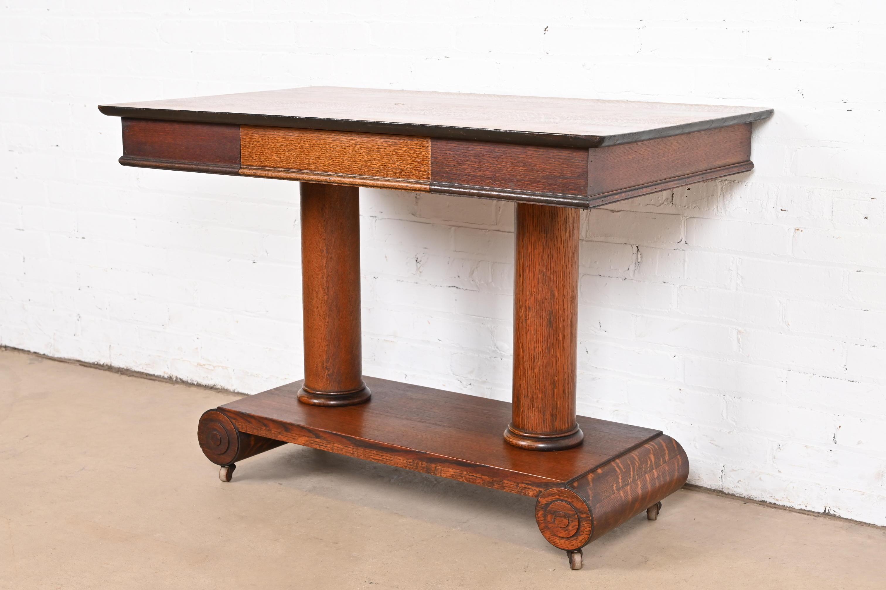 Ancienne table de bureau ou de bibliothèque en chêne tigré de style Empire américain, vers 1900 Bon état - En vente à South Bend, IN