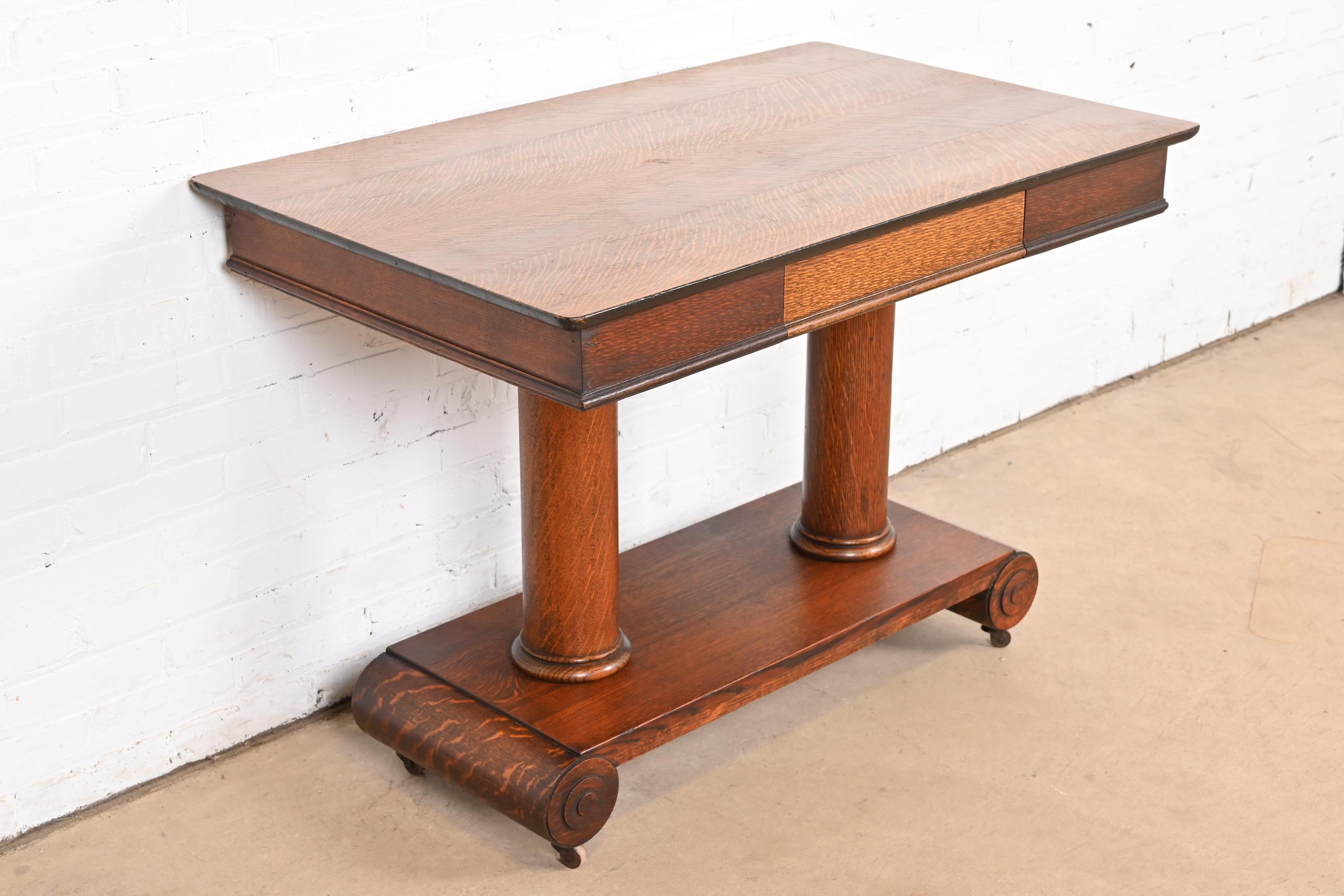 20ième siècle Ancienne table de bureau ou de bibliothèque en chêne tigré de style Empire américain, vers 1900 en vente