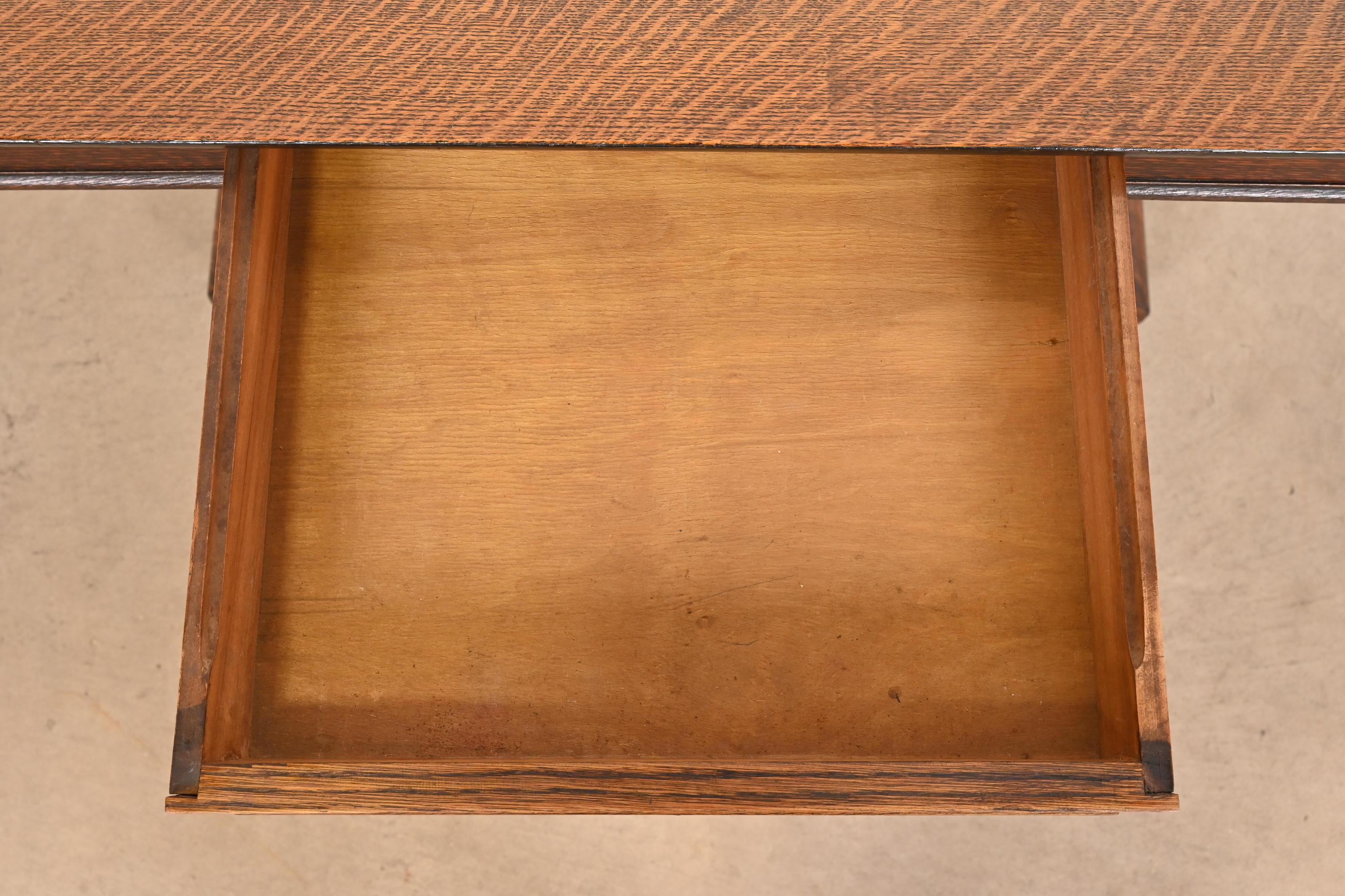 Chêne Ancienne table de bureau ou de bibliothèque en chêne tigré de style Empire américain, vers 1900 en vente