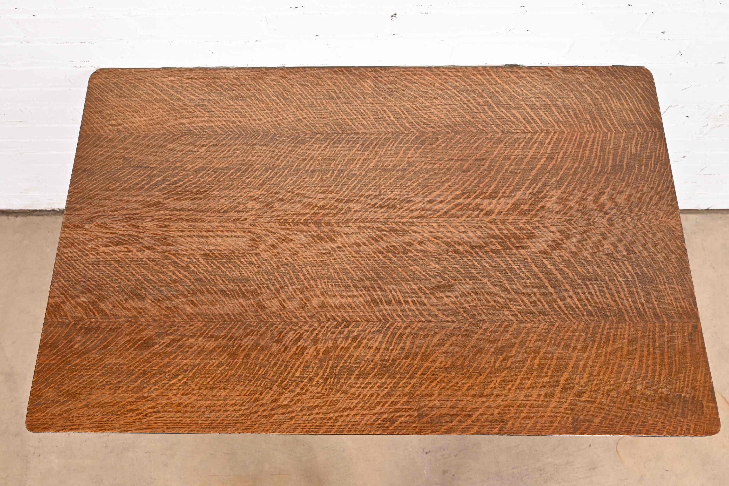 Ancienne table de bureau ou de bibliothèque en chêne tigré de style Empire américain, vers 1900 en vente 1