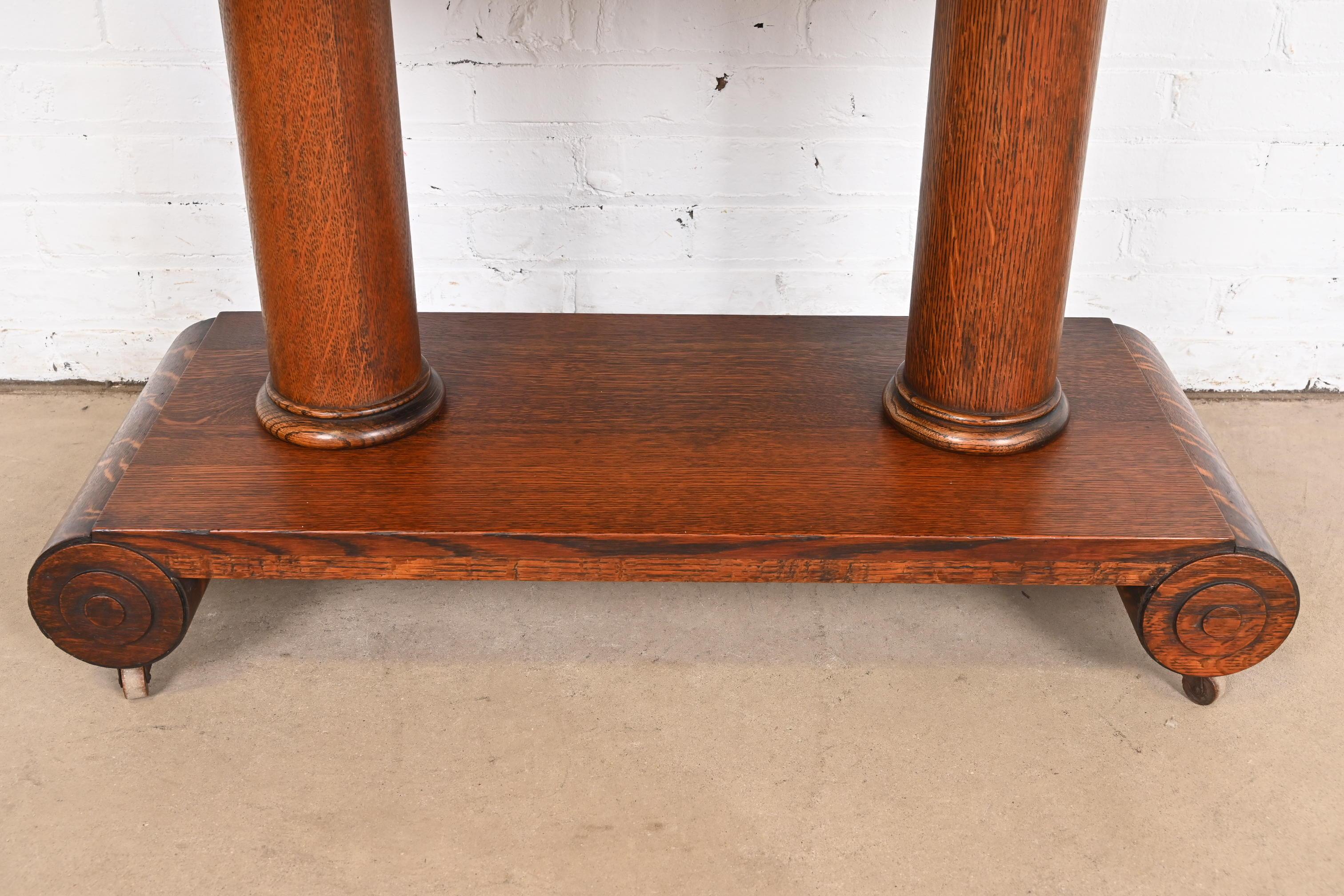 Ancienne table de bureau ou de bibliothèque en chêne tigré de style Empire américain, vers 1900 en vente 2