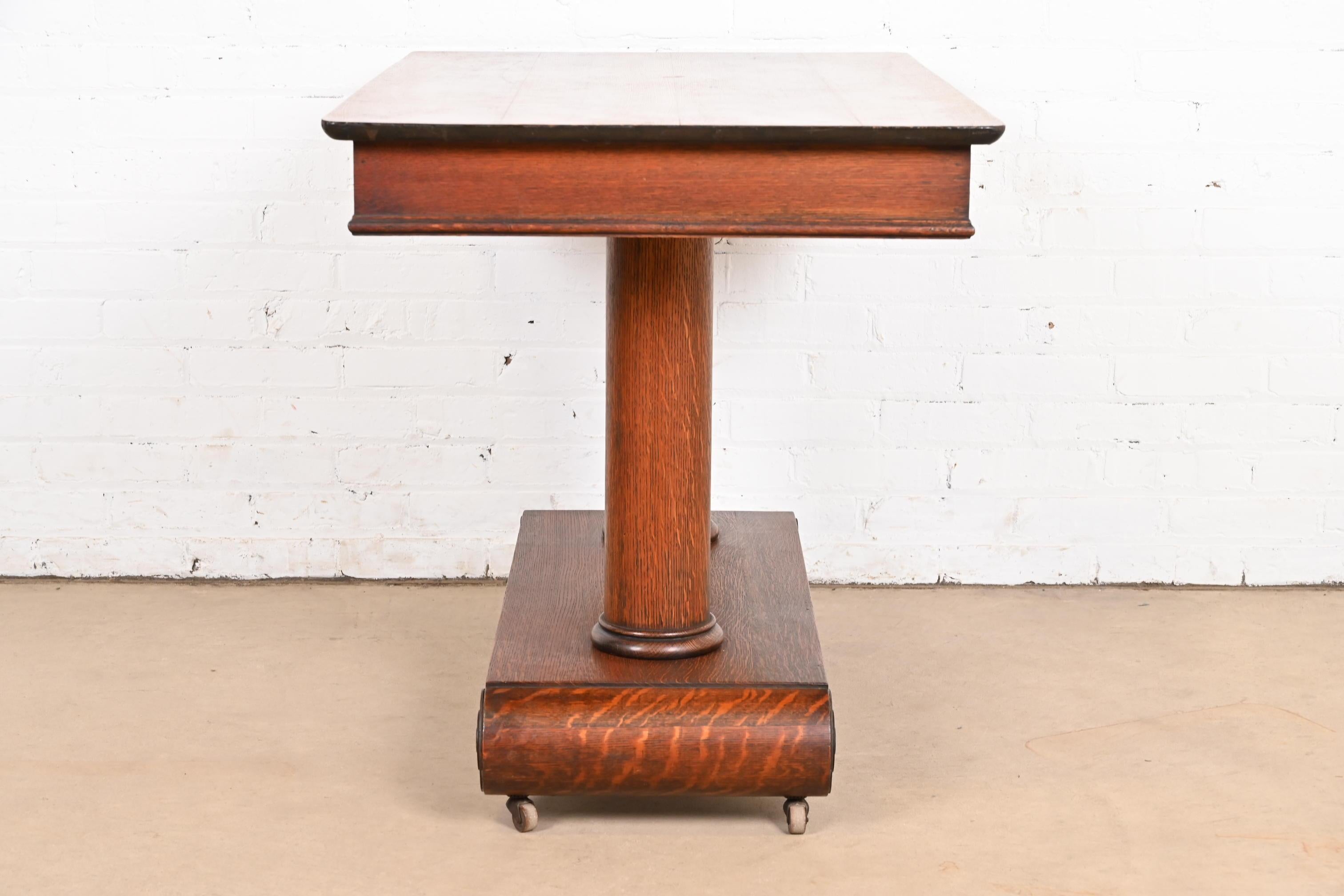 Ancienne table de bureau ou de bibliothèque en chêne tigré de style Empire américain, vers 1900 en vente 3