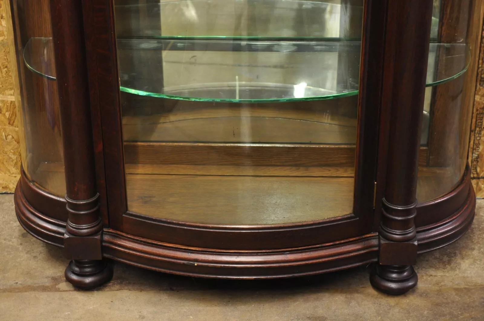 Antiker viktorianischer amerikanischer Empire-Schrank Curio aus Eichenholz und geschwungenem Glas, China im Zustand „Gut“ im Angebot in Philadelphia, PA