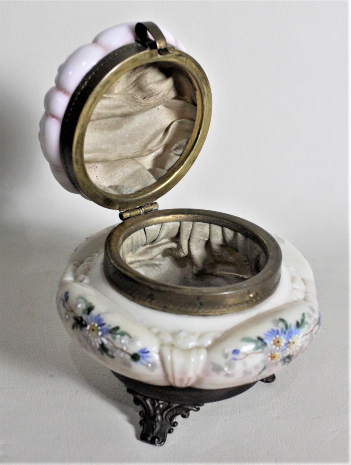 Ancienne boîte à bijoux ou commode américaine en verre émaillé sur pied pour femme en vente 3