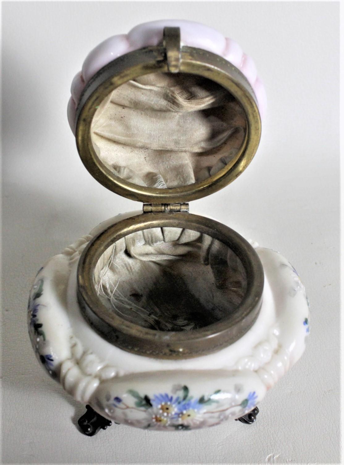 Ancienne boîte à bijoux ou commode américaine en verre émaillé sur pied pour femme en vente 4